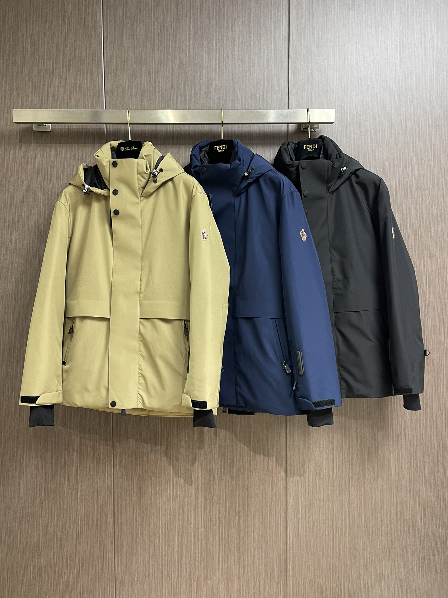 moncler grenble压胶滑雪羽绒服 彰显造型气质的不朽传奇．极致款的休闲户外型羽绒服，寒风凛冽