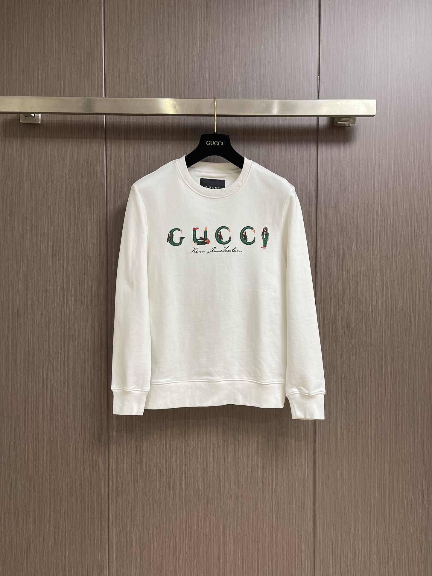 NO:525294,Support after-sales service after-sales GUCCI fw early autumn new round-neck sweatshirt, unique and attractive. This sweatshirt has all been put into practice in quality, comfort, and the same style and fashion, including fabric and cutting technology!  Three-dimensional printing technology, pure cotton breathable, comfortable to wear during daily wear, rib knit on the neckline is flat and tight, and the neckline will not be crooked even if it is tossed freely. The loose style will make you find that the upper body looks really good. The overall size is minimalist and neat, and it is super versatile everyday!  A casual pair of pants is a youthful look, and a fashionable item that will never go wrong!  Size M-3XL, gucci, hoodie, sweatshirts, alexander wang19860909支持年后售后 GUCCI fw早秋新款圆领卫衣,独特吸引人的眼球,这一款卫衣品相品质都在线,舒适度,一如既往的版型,时髦度,包括面料、裁剪工艺上,都是下足了功夫！立体印花工艺,纯棉透气,日常穿着穿感舒适,领口的罗纹针织平整紧密,随意折腾都不会领口歪斜,宽松版型,上身你就会发现真的好好看,整体极简利落,超级日常百搭！随随便便搭配一条裤子就是青春的样子,绝不会出错的时髦单品！尺码M-3XL,,gucci,hoodie,sweatshirts,alexander wang,Men's clothing