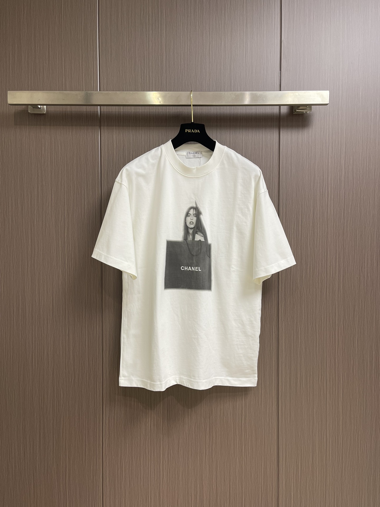 NO:137525,Chanel Chanel Ss Early Spring New Portrait Print Short-Sleeve T-shirt, handsome and fashionable, top-grade printed pattern letter logo on the chest, simple and versatile style. Fabric cotton is not only crisp, maintains a fashionable silhouette, but also comfortable to wear, and the yarn is more delicate. Size S-XL S S S S width 54cm Bust 110cm Long 74cm M S Shoulder Width 56.5cm Bust 116cm Long 76cm L S S Shoulder Width 59cm Bust 122cm Long 78cm XL S Shoulder Width 61.5cm Bust 128cm Long 80cm, Chanel, Chanel, T-shirt,tees, t-shirt,alexander wang19860909Chanel 香奈儿 ss早春新品人像印花短袖T恤,帅气时尚,胸前顶级印花图案字母logo,简约百搭款.面料棉 不仅挺括,保持潮流的廓形,又穿着舒适,纱织更细腻 .尺码S-XL S码肩宽54cm 胸围110cm 衣长74cm M码肩宽56.5cm 胸围116cm 衣长76cm L码肩宽59cm 胸围122cm 衣长78cm XL码肩宽61.5cm 胸围128cm 衣长80cm,,chanel,chanel,T-shirt,tees，t-shirt,alexander wang,Men's clothing