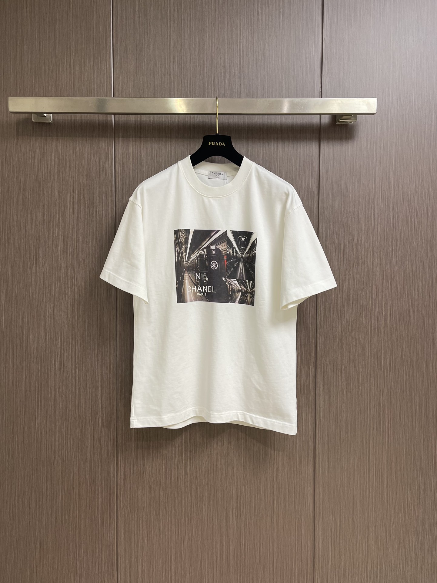 NO:137534,Chanel Middle-aged series subway illustration short-sleeved T-shirt adopts pure hand-painted painting technology, pure cotton double yarn fabric, loose fit, full set of auxiliary materials. The fabric is soft, thick and complete, with the same style as men and women. Size S-XL S S shoulder width 54cm bust 110cm long 74cm M shoulder width 56.5cm bust 116cm long 76cm L S shoulder width 59cm bust 122cm long 78cm xL shoulder width 61.5cm bust 128cm long 80cm, chanel, T-shirt,tees, t-shirt,alexander wang19860909Chanel 中古系列地铁插画短袖T恤 采用纯手工绘画工艺,纯棉双纱面料,宽松版型、全套辅料配备 面料柔软实厚三标齐全,男女同款.尺码S-XL S码肩宽54cm 胸围110cm 衣长74cm M码肩宽56.5cm 胸围116cm 衣长76cm L码肩宽59cm 胸围122cm 衣长78cm XL码肩宽61.5cm 胸围128cm 衣长80cm,,chanel,T-shirt,tees，t-shirt,alexander wang,Men's clothing