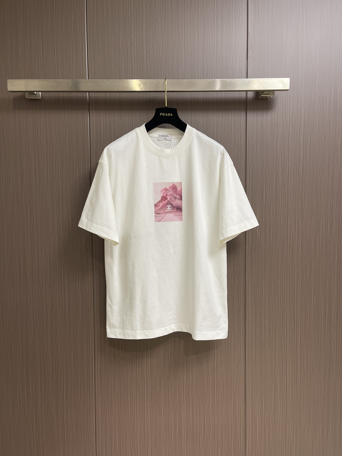 NO:137528,CHANEL SS early spring volcano pattern short-sleeved T-shirt for men and women. This small incense volcano pattern short-sleeved shirt perfectly combines the magnificence and romance of the volcano. The same design for men and women is simple but not without style. The volcano pattern is as fierce as fire, like the burning of love, instantly ignites the passion in the heart. Wearing it, it is like being in the arms of a volcano and feeling a hot and romantic atmosphere. The magma-like color is like the fiery love, which makes people irresistible. The light cut of the short-sleeved shirt, paired with the wild elements of the volcano, shows a unique charm. Whether it is dating or casual, this short-sleeved shirt can make you the focus. It is not just a piece of clothing, but also an expression of emotion, a declaration of passion and romantic love. Let this small incense volcano pattern short-sleeved shirt become a bridge for conveying emotions between you and your lover!  I hope this copy can meet your needs, reflecting the romantic elements of volcano, and highlighting the characteristics of short-sleeved men and women. Size S-XL S S shoulder width 54cm bust 110cm long 74cm M shoulder width 56.5cm bust 116cm long 76cm L shoulder width 59cm bust 122cm long 78cm xL shoulder width 61.5cm bust 128cm long 80cm, chanel, T-shirt,tees, t-shirt,alexander wang19860909CHANEL SS早春火山图案男女同款短袖T恤,这款小香火山图案短袖,将火山的磅礴与浪漫完美融合.男女同款设计,简约而不失格调,火山图案炽烈如火,如同爱情的燃烧,瞬间点燃心中的激情.穿上它,仿佛置身于火山的怀抱中,感受到一种炙热而浪漫的氛围.岩浆般的色彩,犹如爱情的炽烈,让人无法抗拒.短袖的轻盈剪裁,搭配火山的狂野元素,展现出一种独特的魅力.无论是约会还是休闲,这款短袖都能让你成为焦点.它不仅仅是一件衣服,更是一种情感的表达,是对爱情热烈而浪漫的宣言.让这款小香火山图案短袖,成为你与爱人之间传递情感的桥梁吧！希望这款文案能够满足您的需求,既体现了火山的浪漫元素,又突出了男女同款短袖的特点.尺码S-XL S码肩宽54cm 胸围110cm 衣长74cm M码肩宽56.5cm 胸围116cm 衣长76cm L码肩宽59cm 胸围122cm 衣长78cm XL码肩宽61.5cm 胸围128cm 衣长80cm,,chanel,T-shirt,tees，t-shirt,alexander wang,Men's clothing