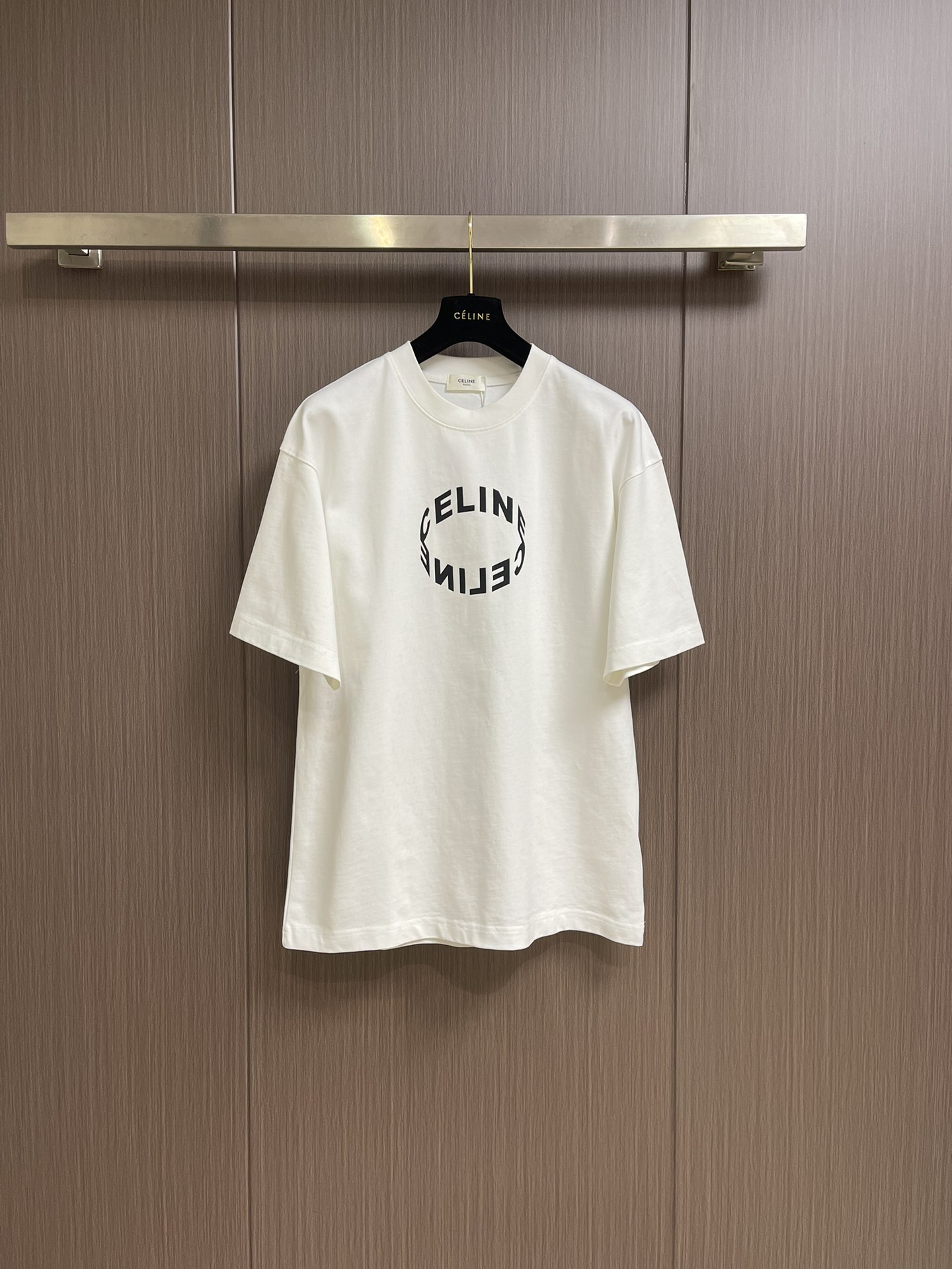 NO:139926,Celine Classic logo logo short-sleeved T-shirt, the fabric is made of 170 grams, 50 double strands, soft, comfortable and skin-friendly, simple to the extreme, fashionable, the simplest classic black T-shirt is the most touching, using elastic glue printing, neat and tidy, cumbersome workmanship, the fabric has been washed, the texture is better, not easy to deform, not easy to shrink, not easy to fade, maintaining long-term beauty. Size S-XL S S shoulder width 54cm bust 110cm long 74cm M shoulder width 56.5cm bust 116cm long 76cm L shoulder width 59cm bust 122cm long 78cm xL shoulder width 61.5cm bust 128cm  Clothes length 80cm, celine, T-shirt,tees, t-shirt,alexander wang19860909Celine 经典款logo标识短袖T恤,面料采用170克50支双股 手感柔软 舒适亲肤 简单到极致就是时髦 最简单的经典黑百t恤 最能打动人心,采用弹力胶浆印花 效果工整整洁 做工繁琐,面料都经过浇洗 手感质感更佳 不易变形 不易缩水 不易褪色 保持长久的美观.尺码S-XL S码肩宽54cm 胸围110cm 衣长74cm M码肩宽56.5cm 胸围116cm 衣长76cm L码肩宽59cm 胸围122cm 衣长78cm XL码肩宽61.5cm 胸围128cm 衣长80cm,,celine,T-shirt,tees，t-shirt,alexander wang,Men's clothing