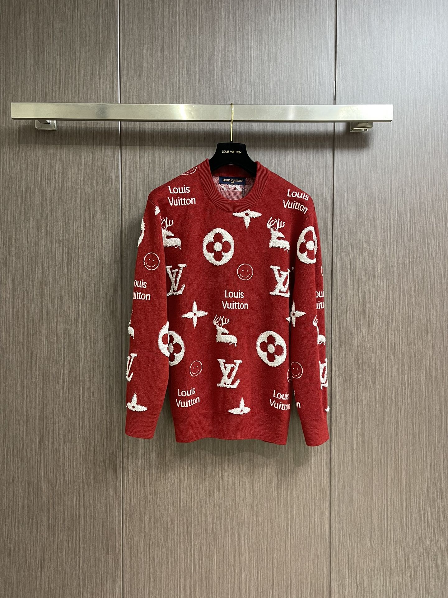 NO:691534,LV contrast logo logo knitted sweater, the fabric is made of circular cotton wool, full of texture, comfortable and close to the skin, the front panel is decorated with contrasting LV logo integrated into the knitting, just the right design, unique texture, delicate and dynamic harmony, lazy and self-contained, the best state of ready-to-wear sweater, jacquard weaving, a superb knitting technology, using multiple loops to knit on the yarn at the same time, through fine control of the interweaving of loops  Realize the fine weaving of the Iv logo and its mirror logo. Sizes M-XXL, Louis Vuitton, Sweaters,19860909LV 撞色logo标识针织毛衣,面料采用例圈圈绵毛料 质感十足 舒适贴肤 前幅饰以撞色lv 标识融入针织 恰到好处的设计 独具一格的纹理 精致与动感的调和 慵懒自恰 即穿毛衣最好的状态工艺提花织法 一种精湛的针织技术 使用多个线圈同时在纱线上进行编织 通过精细地控制线圈的交织 实现Iv标识与其镜像标识的精细编织.尺码M-XXL,,louis vuitton,sweaters,,Men's clothing