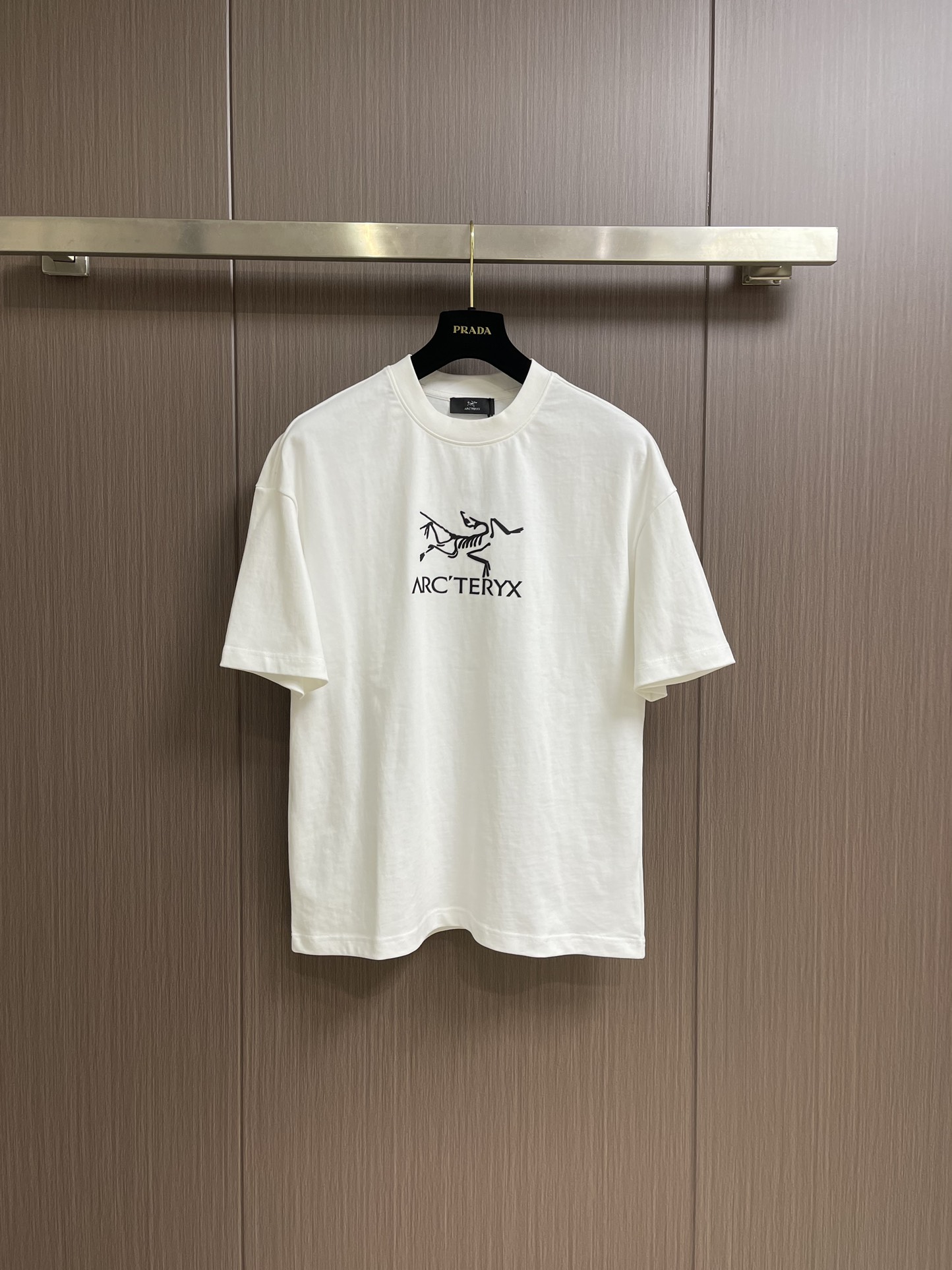 NO:505830,Arcteryx logo printed round neck loose American retro short-sleeved T-shirt. The fabric is made of 40 260g double yarn fabric. The upper body is stylish and has an invincible texture. It is definitely a short-sleeved T-shirt with extremely high cost performance. It is comfortable, breathable and medium thickness. Excellent stretchability, washing resistance, three-dimensional feeling, simple and handsome, and does not choose the styles worn by people of the age group. Whoever wears them is more handsome. The original skills are smooth!  A must-have for summer!  Size M-XXL,arc'teryx,T-shirt,tees,t-shirt,alexander wang19860909Arcteryx 始祖鸟 logo印花圆领宽松美式复古短袖t恤 面料采用40支260g双纱面料,上身有型,质感无敌,绝对属于性价比极高的一款短袖t恤,舒适透气厚度中等 优良的伸缩性,耐洗性,立体感十足,版型简洁帅气,不挑年龄段人穿的款式、谁穿谁好帅气,原厂技艺流畅！夏季的刚需品！尺码M-XXL,arc'teryx,T-shirt,tees，t-shirt,alexander wang,Men's clothing