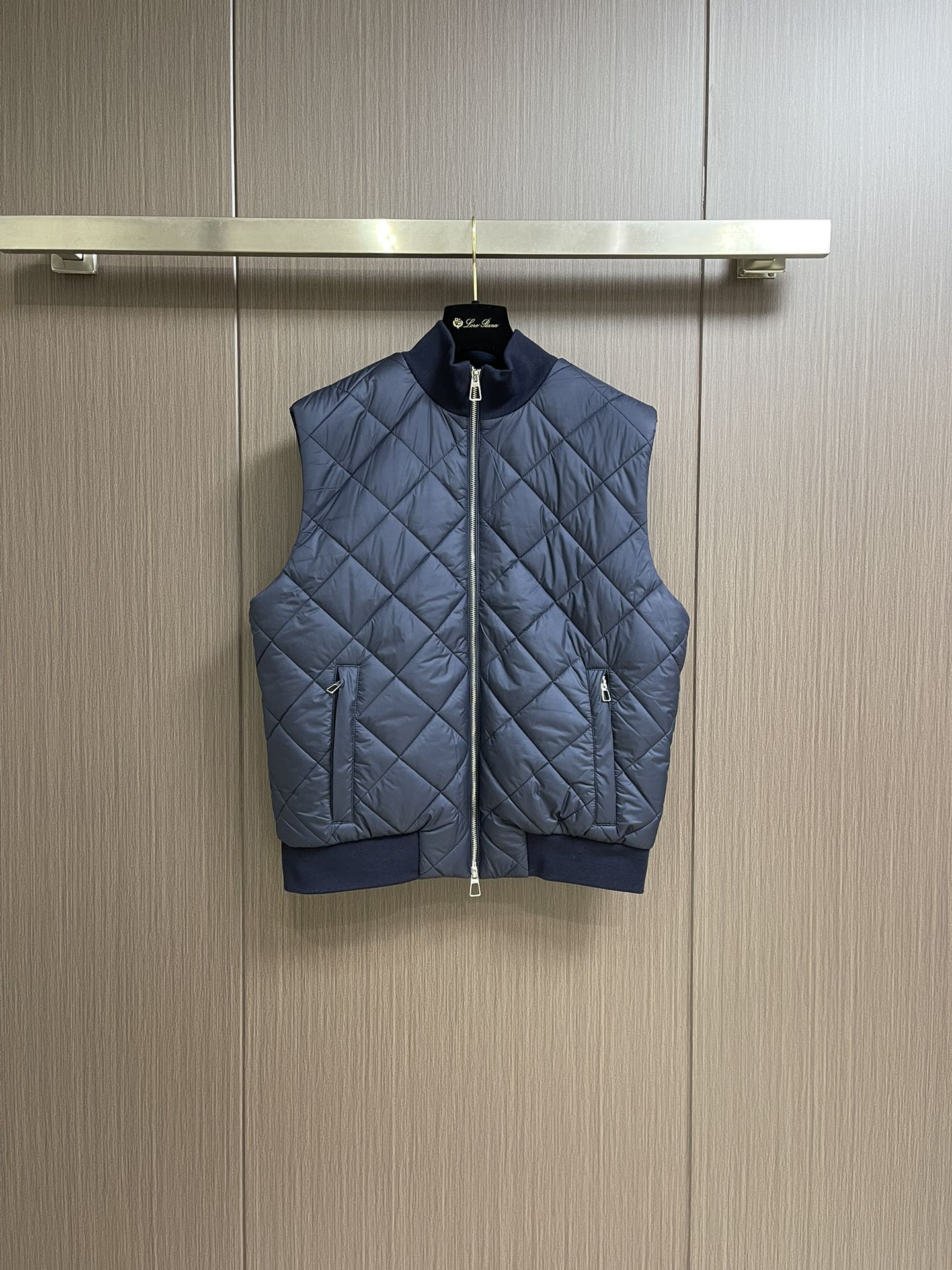 NO:126672,Ip Nuoyou Pianya flips business and casual vest!  The brand's classic elements are simple and fashionable without losing the sense of detail. Every detail is exquisite and stylish, with a three-dimensional silhouette, and the upper body is super energetic!  Standard style!  The fabric is made of soft and delicate cotton fabric. It is comfortable to use on the upper body, is crisp and stylish, and can be easily controlled by both business and leisure!  Size S-XL, alexander wang19860909Ip 诺悠翩雅翻商务休闲马甲！品牌经典元素搭配简约时尚又不失细节感一款,每一处细节都精致有型 立体廓型感,上身超显精神！标准的版型！面料采用柔软细腻棉面料 上身亲肤舒适,挺括有型,商务休闲都能很好驾驭的一款！尺码S-XL,,alexander wang,Men's clothing