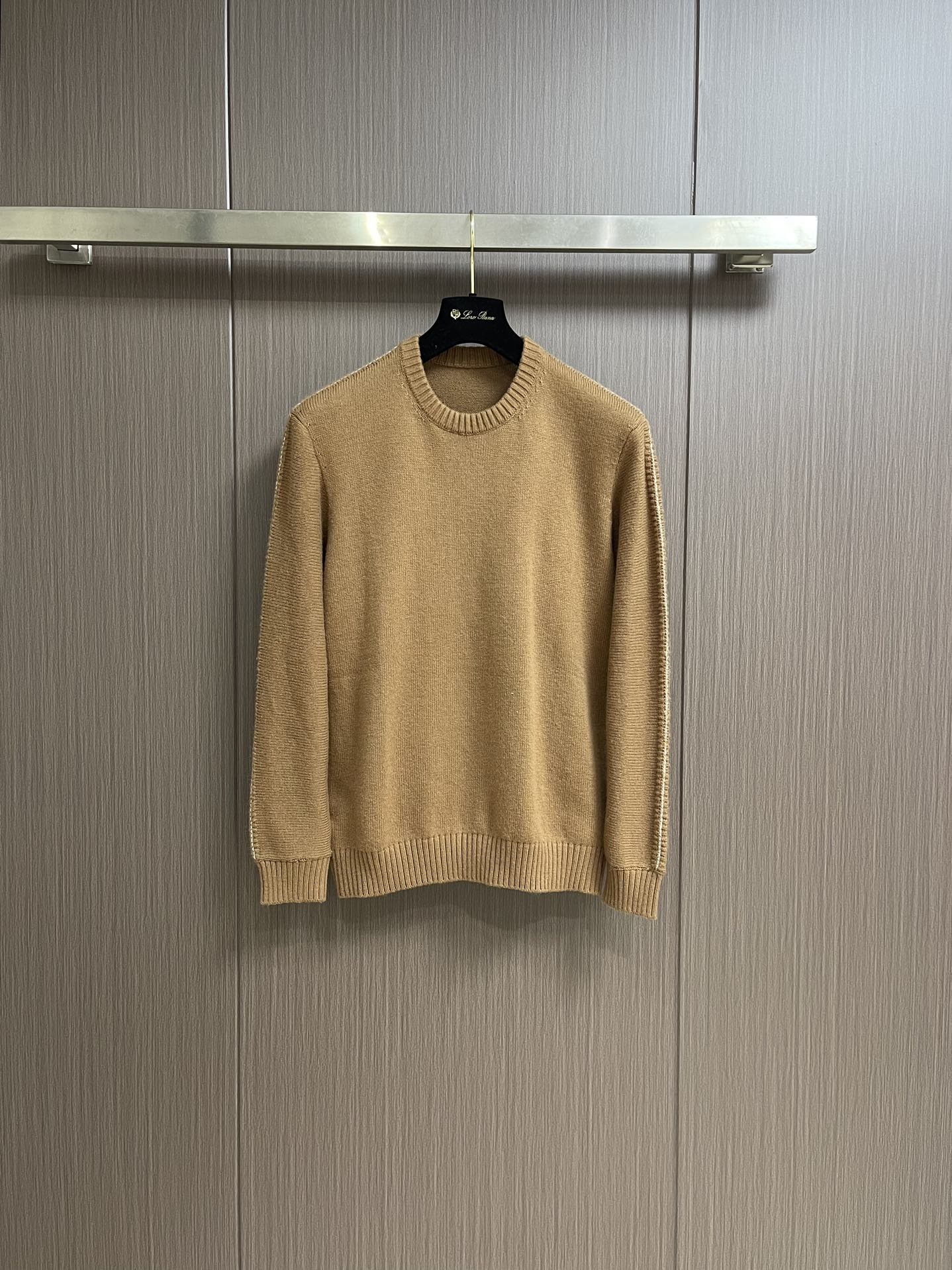 NO:126666,Loropiana LP wool-blend knitted sweater. The wool-blend texture is wool-blended, the clean body is unmodified, the overall feel is extremely comfortable and the skin-friendly effect is high-end. This item is destined to be born for outfits, perfectly meeting the needs of various outfits. It is extremely extraordinary, and the grade and charm are extremely outstanding and eye-catching. The craftsmanship can accurately combine it with the material, which can better demonstrate the brand's grade and fashionable temperament!  Size S-XL, loro piana, loro piana, sweaters, alexander wang19860909Loropiana LP 羊毛混纺针织毛衣.羊毛混纺质地,净版衣身无修饰,整体的触感极为舒适,亲肤效果高级,这种单品注定了就是为穿搭所生,完美的符合各种穿搭的所需.极为非凡,档次与魅力更是极为的出色亮眼,工艺能将其与材质精密结合,更能够彰显出品牌的档次与时髦气质所在！尺码S-XL,,loro piana,loro piana,sweaters,alexander wang,Men's clothing