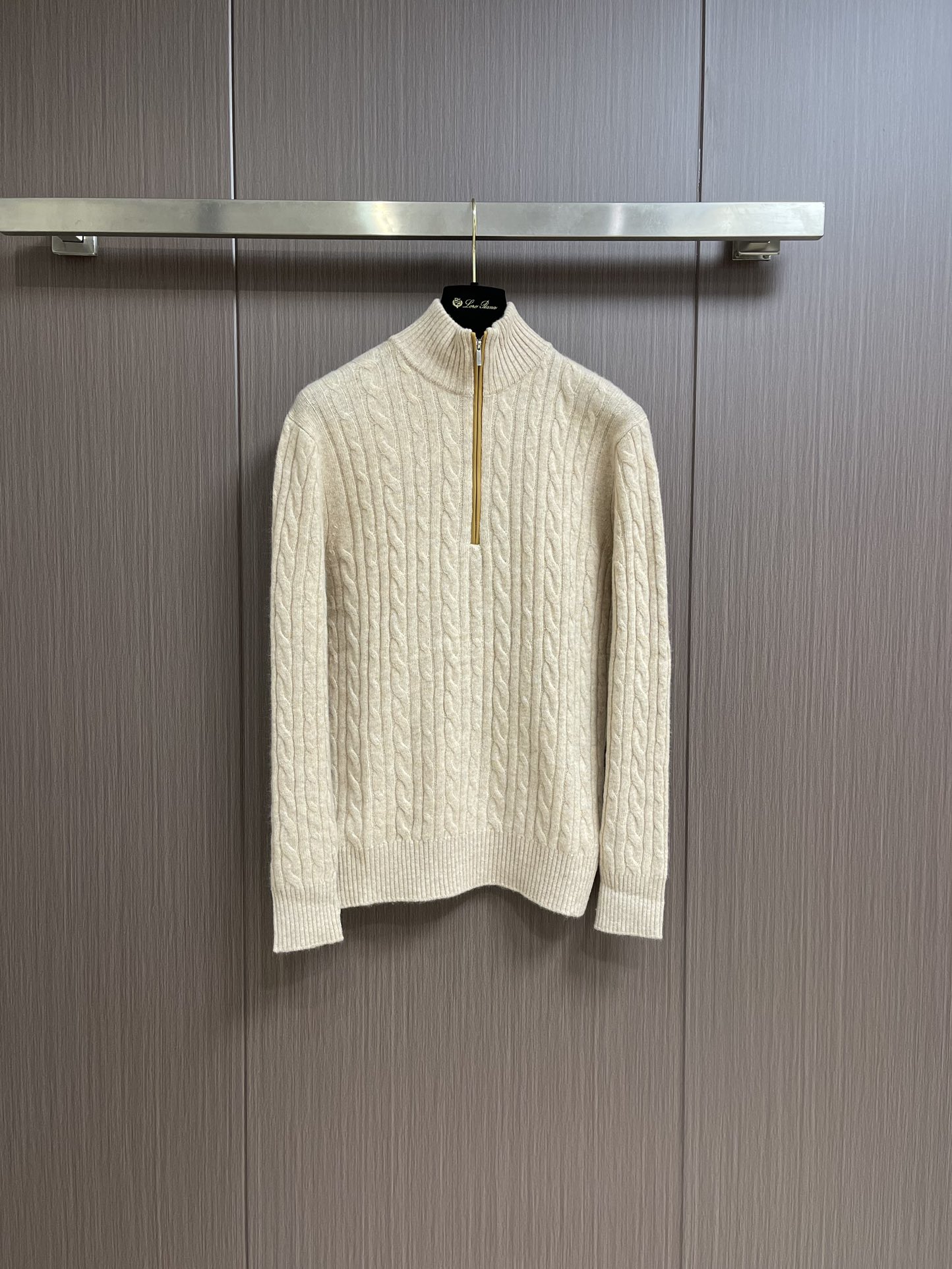 NO:126675,lp men's semi-turtleneck wool sweater, with two different thicknesses of twisted patterns. The unique colors and textures give this sweater an elegant slim feel, exquisite and warm. It is an ideal knitted outfit in urban leisure. The length and hips of the clothes, rib knit cuffs, bottom edge and collar, and zippers of the tie. Size S-XXL,,loro piana, ties,alexander wang19860909lp 男士半高领羊毛针织衫,采用两种不同粗细的麻花织纹,独特的颜色和纹理赋予这款针织衫优雅的修身感,精致而温暖,是都市闲暇时候的理想针织装,衣长及臀,罗纹针织袖口、底边和衣领,衣领带拉链.尺码S-XXL,,loro piana,ties,alexander wang,Men's clothing