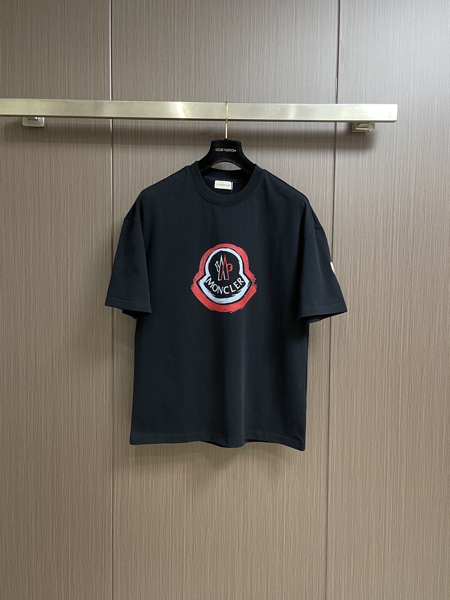 NO:505839,Moncler 2025ss summer new style graffiti jacquard round neck short-sleeved T-shirt adopts original 260g threads, zero color difference, new custom auxiliary materials, exclusive quality difference, currency, welcome to compare sizes M-XXL,,Moncler,T-shirt,tees,t-shirt,alexander wang19860909Moncler 蒙口2025ss夏季新款涂鸦提花圆领短袖t恤 采用原版260g 螺纹同缸定染零色差 全新定制辅料 独家品质区别通货 欢迎对比 尺码M-XXL,,Moncler,T-shirt,tees，t-shirt,alexander wang,Men's clothing