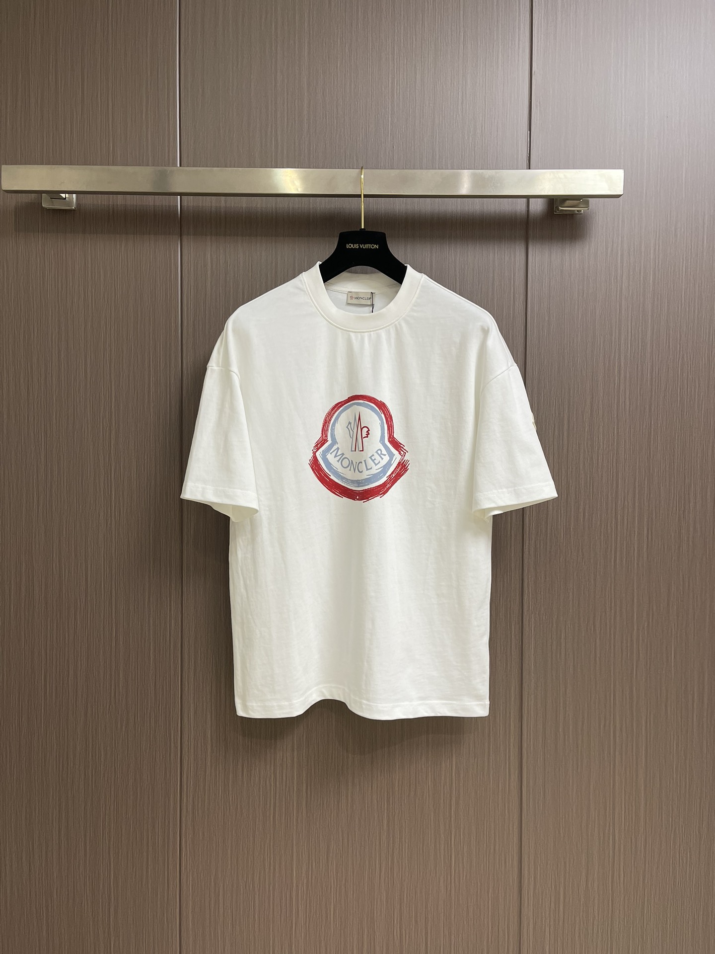 NO:505844,Moncler 2025ss summer new style graffiti jacquard round neck short-sleeved T-shirt adopts original 260g threaded same cylinder fixed color difference, new customized auxiliary materials, exclusive quality difference, currency, welcome to compare. Size M-XXL,,Moncler,T-shirt,tees,t-shirt,alexander wang19860909Moncler 蒙口2025ss夏季新款涂鸦提花圆领短袖t恤 采用原版260g 螺纹同缸定染零色差 全新定制辅料 独家品质区别通货 欢迎对比.尺码M-XXL,,Moncler,T-shirt,tees，t-shirt,alexander wang,Men's clothing