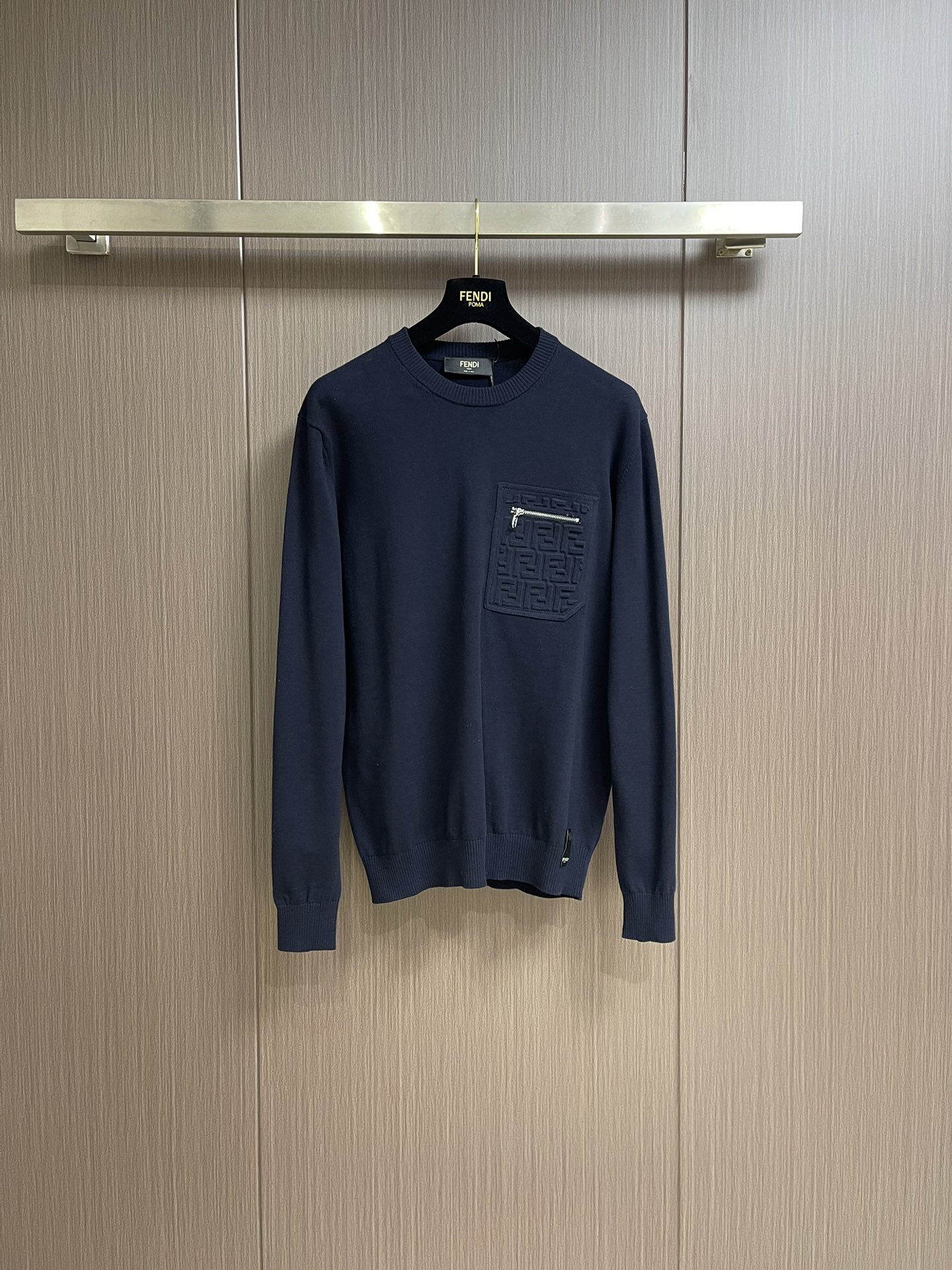 NO:525811,Fendi Navy pocket knitted sweater, made of high-quality wool yarn, has a delicate and soft feel, excellent warmth, and can directly contact the skin, bringing an excellent wearing experience. Navy is a classic and high-end color, calm and atmospheric, and is very suitable for autumn and winter wear, and can easily show the wearer's taste and temperament. The unique zippered chest pocket design is not only practical, but also increases the layering of the sweater. The zipper is decorated with the same color ff logo and a silver finish fendi olock metal zipper head, highlighting the brand's high-end and luxurious. There are mother-of-pearl buttons at the hem, and an exquisite mother-of-pearl button as an embellishment, which enhances the texture and taste of the entire sweater. Size 46-52,,fendi, sweaters, alexander wang19860909fendi 海军蓝口袋针织毛衣,采用高品质的羊毛纱线制成,手感细腻柔软,保暖性能极佳,能够直接与肌肤接触,带来极佳的穿着体验.海军蓝作为一种经典且高级的颜色,既沉稳又大气,非常适合秋冬季节穿着,能够轻松展现出穿着者的品味与气质.独特的拉链胸袋设计不仅实用,而且增加了毛衣的层次感.拉链上饰有同色系凸纹ff标志和银色饰面fendi olock金属拉链头,彰显出品牌的高端与奢华.下摆处有珍珠母纽扣,一颗精致的珍珠母纽扣作为点缀,提升了整件毛衣的质感与品味.尺码46-52,,fendi,sweaters,alexander wang,Men's clothing