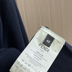 fendi 海军蓝口袋针织毛衣,采用高品质的羊毛纱线制成,手感细腻柔软,保暖性能极佳,能够直接与肌肤接触 fendi 海军蓝口袋针织毛衣,采用高品质的羊毛纱线制成,手感细腻柔软,保暖性能极佳,能够直接与肌肤接触
