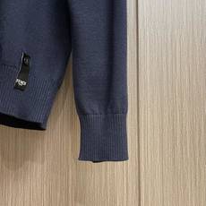 fendi 海军蓝口袋针织毛衣,采用高品质的羊毛纱线制成,手感细腻柔软,保暖性能极佳,能够直接与肌肤接触 fendi 海军蓝口袋针织毛衣,采用高品质的羊毛纱线制成,手感细腻柔软,保暖性能极佳,能够直接与肌肤接触