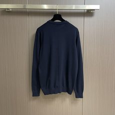 fendi 海军蓝口袋针织毛衣,采用高品质的羊毛纱线制成,手感细腻柔软,保暖性能极佳,能够直接与肌肤接触 fendi 海军蓝口袋针织毛衣,采用高品质的羊毛纱线制成,手感细腻柔软,保暖性能极佳,能够直接与肌肤接触