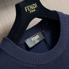 fendi 海军蓝口袋针织毛衣,采用高品质的羊毛纱线制成,手感细腻柔软,保暖性能极佳,能够直接与肌肤接触 fendi 海军蓝口袋针织毛衣,采用高品质的羊毛纱线制成,手感细腻柔软,保暖性能极佳,能够直接与肌肤接触