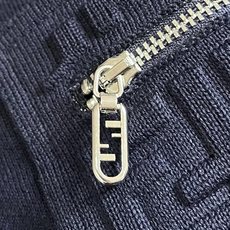 fendi 海军蓝口袋针织毛衣,采用高品质的羊毛纱线制成,手感细腻柔软,保暖性能极佳,能够直接与肌肤接触 fendi 海军蓝口袋针织毛衣,采用高品质的羊毛纱线制成,手感细腻柔软,保暖性能极佳,能够直接与肌肤接触
