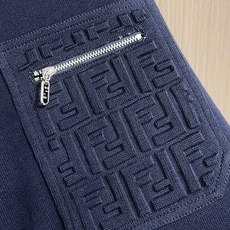fendi 海军蓝口袋针织毛衣,采用高品质的羊毛纱线制成,手感细腻柔软,保暖性能极佳,能够直接与肌肤接触 fendi 海军蓝口袋针织毛衣,采用高品质的羊毛纱线制成,手感细腻柔软,保暖性能极佳,能够直接与肌肤接触