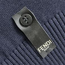 fendi 海军蓝口袋针织毛衣,采用高品质的羊毛纱线制成,手感细腻柔软,保暖性能极佳,能够直接与肌肤接触 fendi 海军蓝口袋针织毛衣,采用高品质的羊毛纱线制成,手感细腻柔软,保暖性能极佳,能够直接与肌肤接触
