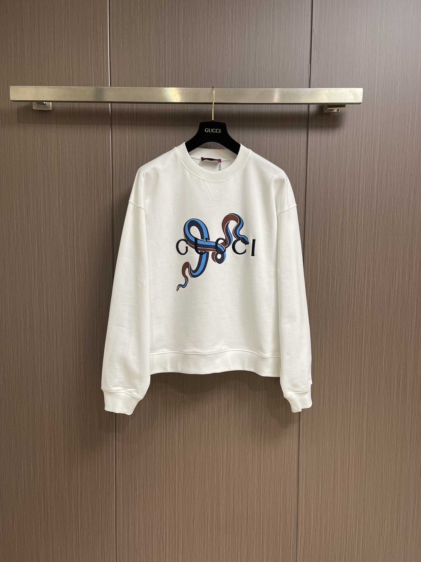 NO:120302,Gucci Snake-year limited printed round-neck sweatshirt, the fabric is made of 26ss yarn felt fish scale bottom fabric, 380g. Silicone oil high-density elastic glue printing, is a special printing process. The embroidery body is needle-edited embroidery, also known as flat-pack needle, which is a commonly used embroidery needle method. The neckline adopts a structure feature formed by the rib weaving method of V-shaped arrangement, which has a unique visual sense of line and extension. The overall line is straight and delicate, the fabric is comfortable and soft, the color is consistent and there is no color difference. It can be matched with the same style to create a fashionable shape, control various occasions, customize auxiliary materials, complete three standards, the same style for men and women!  Size XS-L, gucci, hoodie, sweatshirts, alexander wang19860909gucci 蛇年限定印花圆领卫衣,面料采用26ss纱毛毡鱼鳞底面料,380g.硅油高密度弹力胶浆印花,是一种特殊的印花工艺,绣花主体采用挨针刺绣又称平包针,是一种常用的刺绣针法.领口采用v形排列的罗纹编织方式所形成的一种结构特点,在视觉上具有独特的线条感和延伸性.整体走线平直细腻 面料舒适柔软 颜色一致无色差 能与同款搭配营造时尚造型,驾驭各种场合,定制辅料,三标齐全,男女同款！尺码XS-L,,gucci,hoodie,sweatshirts,alexander wang,Men's clothing