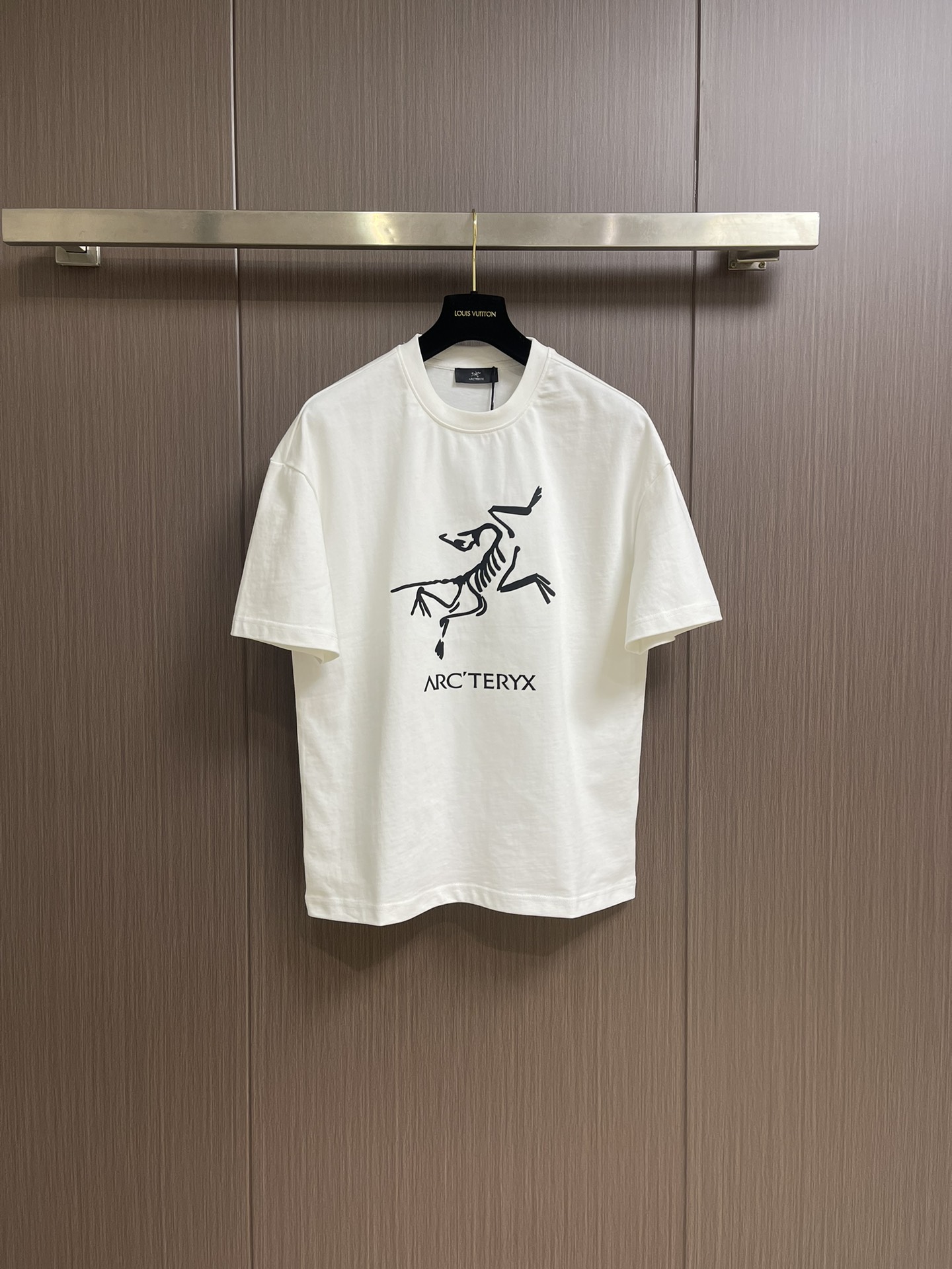 NO:505834,Arcteryx logo printed round neck loose American retro short-sleeved T-shirt. The fabric is made of 40 260g double yarn fabric. The upper body is stylish and has an invincible texture. It is definitely a short-sleeved T-shirt with extremely high cost performance. It is comfortable and breathable, medium thickness. Excellent stretchability, washing resistance, three-dimensionality, simple and handsome, and does not choose the styles worn by people of the age group. Whoever wears them is more handsome, and the original skills are smooth. Size M-XXL, arc'teryx, T-shirt,tees, t-shirt, alexander wang19860909Arcteryx 始祖鸟 logo印花圆领宽松美式复古短袖t恤 面料采用40支260g双纱面料,上身有型,质感无敌,绝对属于性价比极高的一款短袖t恤,舒适透气厚度中等 优良的伸缩性,耐洗性,立体感十足,版型简洁帅气,不挑年龄段人穿的款式、谁穿谁好帅气,原厂技艺流畅.尺码M-XXL,arc'teryx,T-shirt,tees，t-shirt,alexander wang,Men's clothing