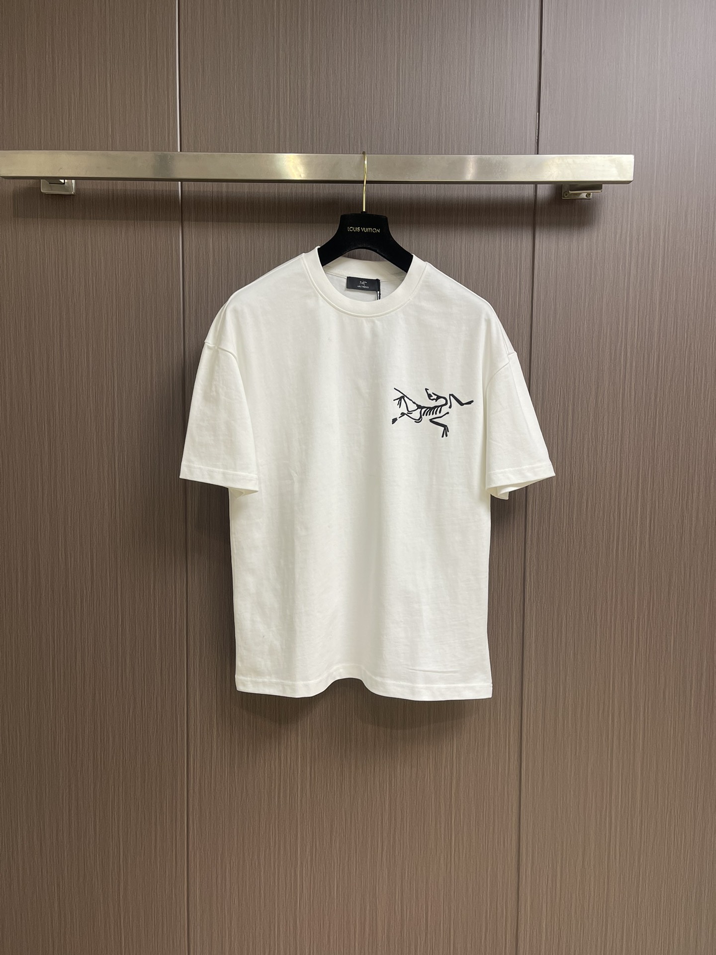 NO:126654,Arcteryx logo printed round neck loose American retro short-sleeved T-shirt. The fabric is made of 40 260g double yarn fabric. The upper body is stylish and has an invincible texture. It is definitely a short-sleeved T-shirt with extremely high cost performance. It is comfortable and breathable, medium thickness. Excellent stretchability, washing resistance, three-dimensionality, simple and handsome, and does not choose the styles worn by people of the age group. Whoever wears them is more handsome, and the original skills are smooth. Size M-XXL, arc'teryx, T-shirt,tees, t-shirt, alexander wang19860909Arcteryx 始祖鸟 logo印花圆领宽松美式复古短袖t恤 面料采用40支260g双纱面料,上身有型,质感无敌,绝对属于性价比极高的一款短袖t恤,舒适透气厚度中等 优良的伸缩性,耐洗性,立体感十足,版型简洁帅气,不挑年龄段人穿的款式、谁穿谁好帅气,原厂技艺流畅.尺码M-XXL,arc'teryx,T-shirt,tees，t-shirt,alexander wang,Men's clothing