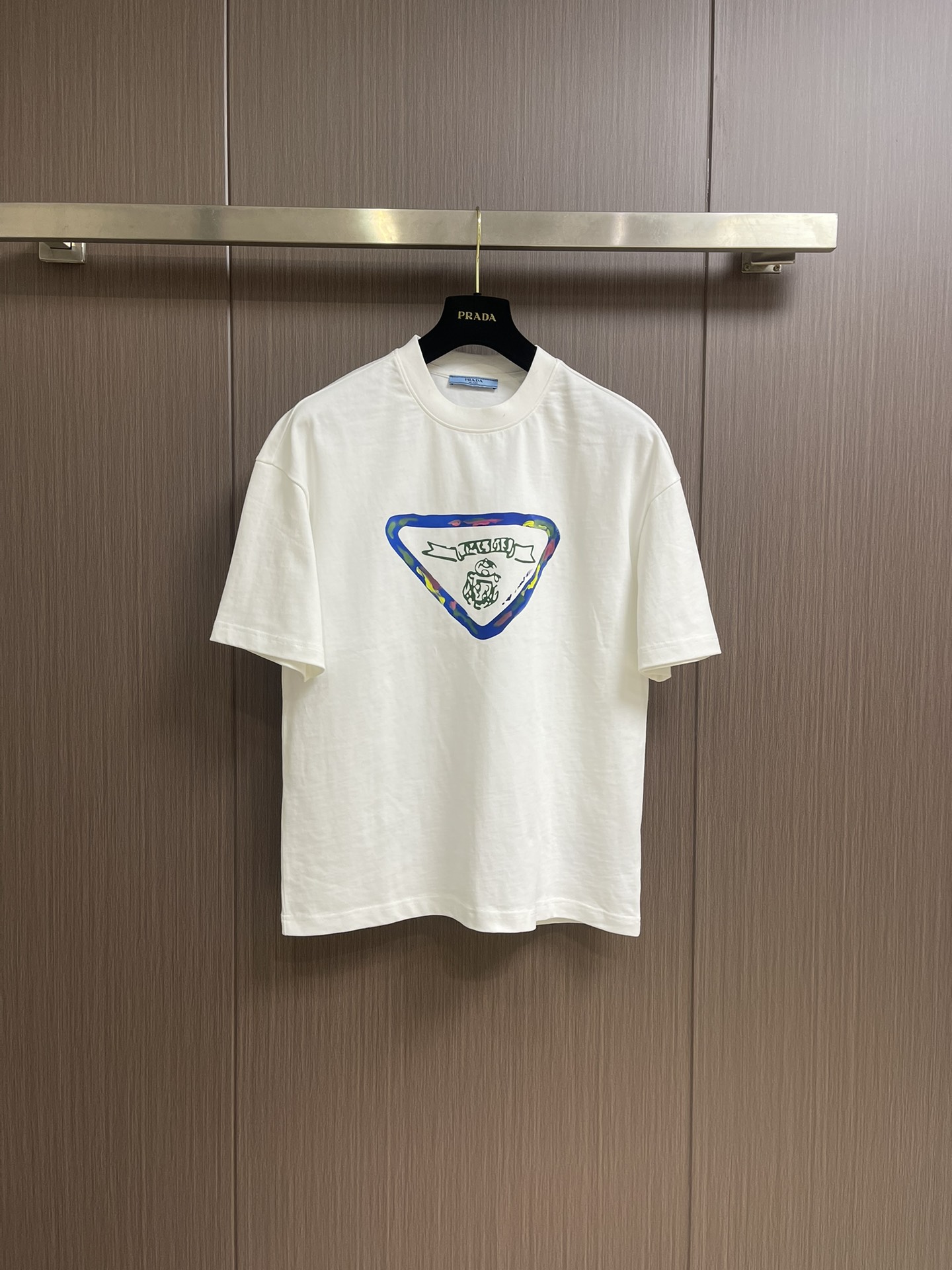 NO:505836,Prada 2025ss early spring new graffiti design classic triangle short-sleeved T-shirt, minimalist style T-shirt, decorated with a brand-style brand logo triangle crow design. The fabric is made of 270 grams of 32 double yarn long velvet cotton, the style is hard and washed without deformation. The three standards are complete. Sizes M-XXL, prada, T-shirt,tees, t-shirt,alexander wang19860909Prada 2025ss早春新款涂鸦设计经典三角短袖t恤,极简版型t恤,饰以极具品牌风品牌logo三角鸦设计 面料取用270克32支双纱长绒棉,版型硬挺就洗不变形.三标齐全.尺码M-XXL,,prada,T-shirt,tees，t-shirt,alexander wang,Men's clothing