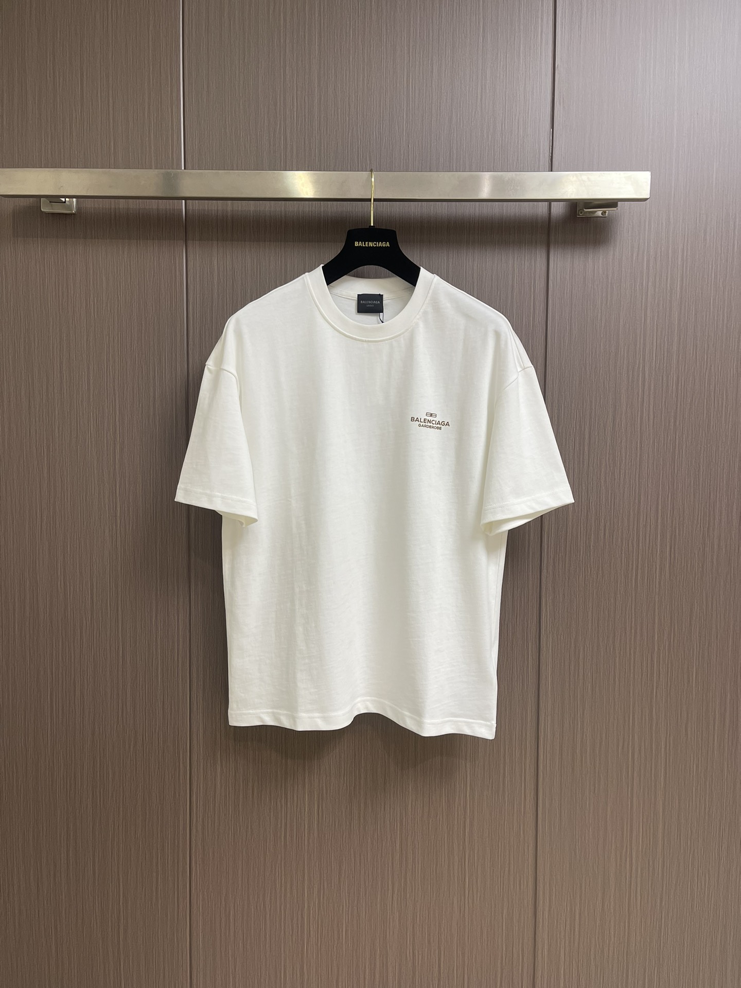 NO:126652,Balenciaga printed logo round neck short-sleeved T-shirt, fixed weaving and dyeing 100% pure cotton double-strand fabric, laundry washing water, front and back high-definition scanning pattern perfectly restored laser positioning machine printing, neckline ribbed fabric fixed weaving and dyeing, overall line is straight and delicate, the fabric is comfortable and soft, the color is consistent and no color difference, customized auxiliary materials. Size S-XXL S bust 108cm Shoulder width 55cm Long 68.5cm Size M bust 112cm Shoulder width 57cm Long 70.5cm L bust 116cm Shoulder width 59cm Long 72.5cm XL bust 120cm Shoulder width 60cm Long 74.5cm XXL bust 124cm Shoulder width 61cm  Clothes length 76cm, balenciaga, T-shirt,tees, t-shirt,alexander wang19860909Balenciaga 印花logo圆领短袖T恤,定织定染百分百纯棉双股面料 成衣洗水 前后幅高清扫描图案完美还原激光定位机印 领口罗纹面料定织定染色 整体走线平直细腻 面料舒适柔软 颜色一致无色差,定制辅料.尺码S-XXL S码胸围108cm 肩宽55cm 衣长68.5cm M码胸围112cm 肩宽57cm 衣长70.5cm L码胸围116cm 肩宽59cm 衣长72.5cm XL码胸围120cm 肩宽60cm 衣长74.5cm XXL码胸围124cm 肩宽61cm 衣长76cm,,balenciaga,T-shirt,tees，t-shirt,alexander wang,Men's clothing