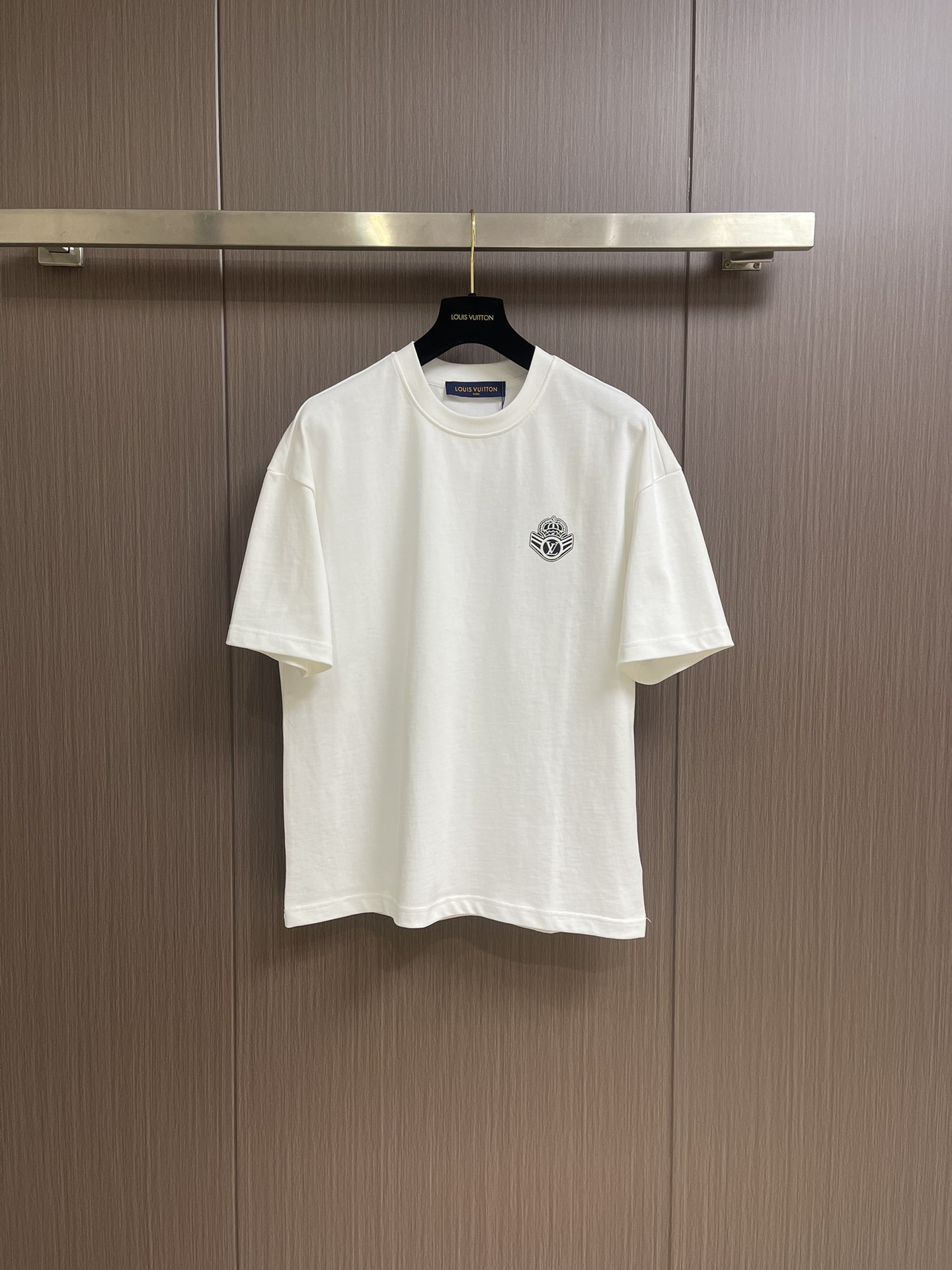 NO:118495,LV 2025ss early spring printed logo pure cotton wide round neck men's short-sleeved T-shirt, the new season and new series cleverly integrate the logo into the design, shaping a series of sports style items full of retro style. On this versatile T-shirt, a pattern with a hint of nostalgic meaning is presented in the body in a low-key manner. The original version is preferred to develop double-stranded cotton plain fabric, with wide and comfortable upper body, and the outside and inner wear are casually matched S-XXL Size bust 108cm, shoulder width 55cm, length 68.5cm, size M bust 112cm, shoulder width 57cm, length 70.5cm, L bust 116cm, shoulder width 59cm, length 72.5cm, XL bust 120cm, shoulder width 60cm, length 74.5cm, XXL bust 124cm  Shoulder width 61cm, 76cm, louis vuitton, T-shirt,tees, t-shirt,alexander wang19860909LV 2025ss 早春印花logo纯棉质阔版圆领男士短袖t恤,新季新推系列将标识巧妙融入设计,塑就一系列充满复古风情的运动风单品.在这款百搭t恤上,带着一丝怀旧意蕴的图案低调呈现于衣身,优选特定原版开发双股精棉平纹面料,上身挺阔舒适度佳,外穿内搭随意搭配 尺码S-XXL S码胸围108cm 肩宽55cm 衣长68.5cm M码胸围112cm 肩宽57cm 衣长70.5cm L码胸围116cm 肩宽59cm 衣长72.5cm XL码胸围120cm 肩宽60cm 衣长74.5cm XXL码胸围124cm 肩宽61cm 衣长76cm,,louis vuitton,T-shirt,tees，t-shirt,alexander wang,Men's clothing