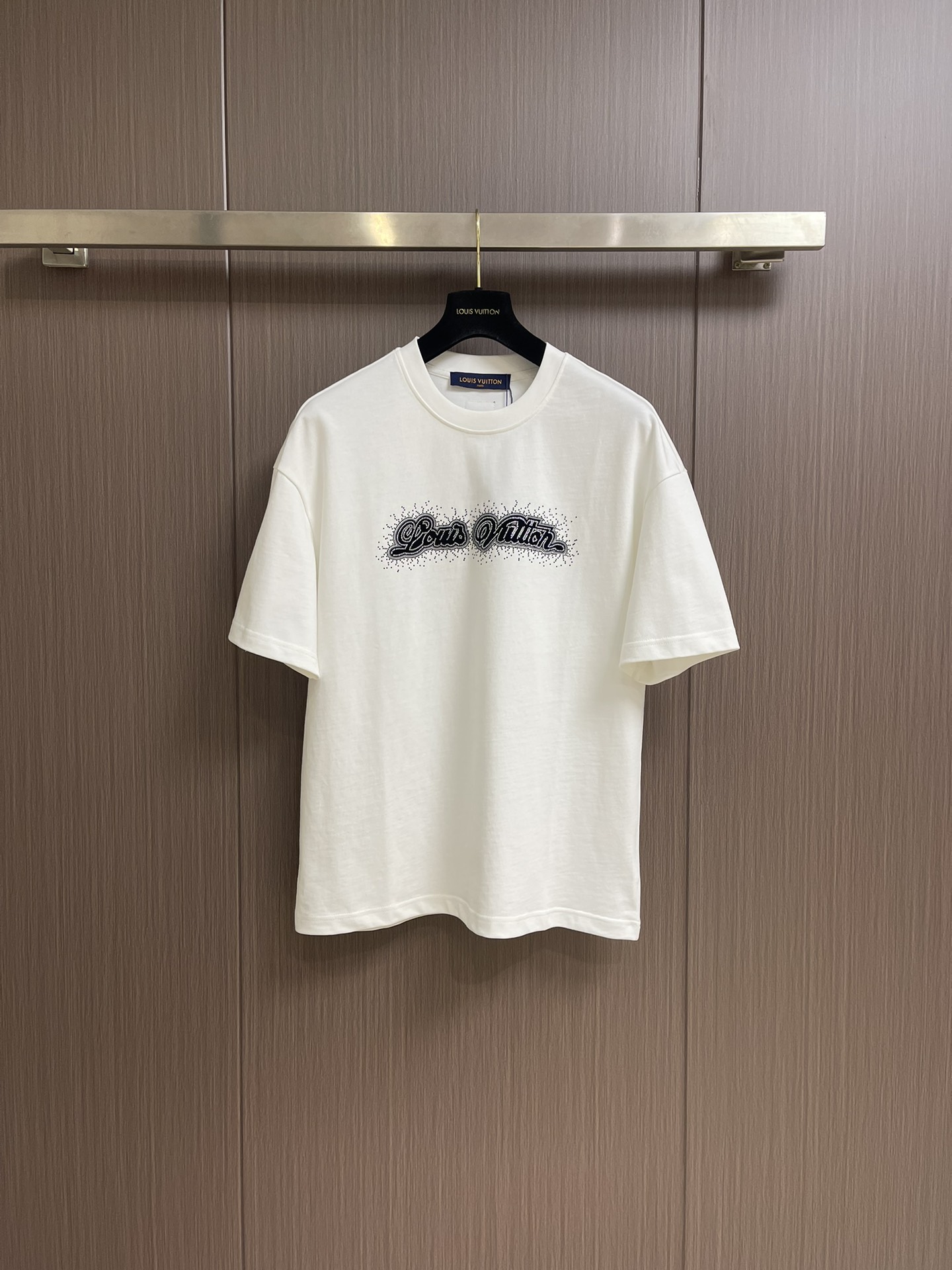 NO:126655,LV printed short-sleeved T-shirt adopts digital technology. Inkjet printing can achieve complex patterns and rich colors, spray ink evenly onto the surface of the fabric to form high-precision printing patterns. Drying and vaporization can promote the full combination of ink and fabric fibers, improve the firmness and brightness of color, and high-precision printing ensures the clarity and detail of the printing patterns. Size S-XXL Size bust 108cm Shoulder width 55cm Long 68.5cm M Size bust 112cm Shoulder width 57cm Long 70.5cm L Size bust 116cm Shoulder width 59cm Long 72.5cm XL Size bust 120cm Shoulder width 60cm Long 74.5cm XXL Size bust 124cm Shoulder width 61cm Long 76cm, louis  vuitton, T-shirt,tees, t-shirt,alexander wang19860909LV 印花短袖T恤,采用了数码技术,喷墨印花可以实现复杂的图案和丰富的色彩,将墨水均匀喷射到织物表面,形成高精度的印花图案.烘干和蒸化可以促使墨水与织物纤维充分结合,提高色彩的牢固度和鲜艳度,高精度打印确保印花图案的清晰度和细节表现.尺码S-XXL S码胸围108cm 肩宽55cm 衣长68.5cm M码胸围112cm 肩宽57cm 衣长70.5cm L码胸围116cm 肩宽59cm 衣长72.5cm XL码胸围120cm 肩宽60cm 衣长74.5cm XXL码胸围124cm 肩宽61cm 衣长76cm,,louis vuitton,T-shirt,tees，t-shirt,alexander wang,Men's clothing