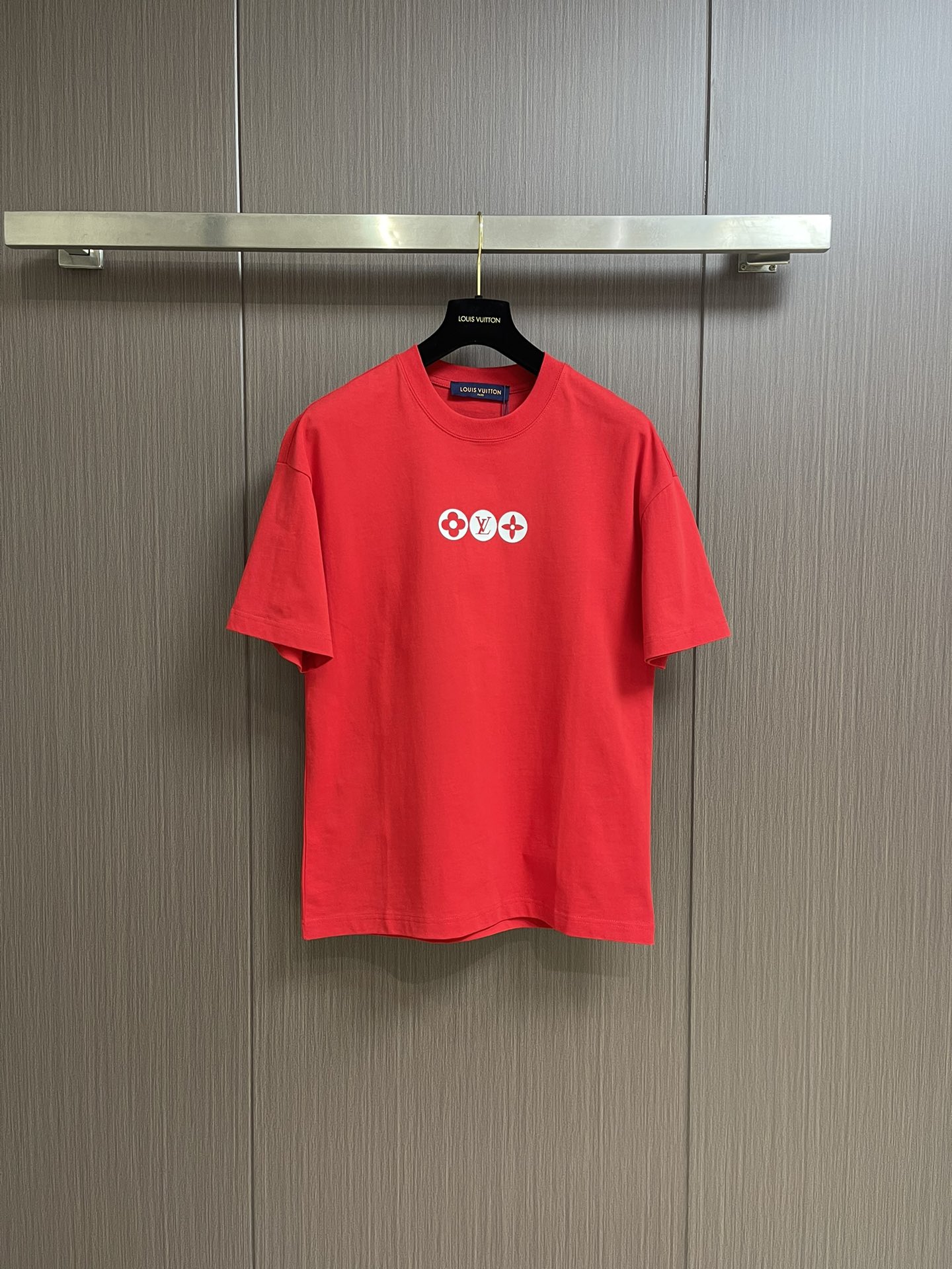 NO:118496,LV 2025ss printed logo pure cotton wide round neck men's short-sleeved T-shirt, the new season and new series cleverly integrates the logo into the design, shaping a series of sports style items full of retro style. On this versatile T-shirt, a pattern with a hint of nostalgia is presented in the body in a low-key manner. The original version is preferred to develop double-stranded cotton plain fabric, with wide and comfortable upper body, and match it casually with the outside and inner wear. Size S-XXL Size bust 108cm, shoulder width 55cm, length 68.5cm, size M bust 112cm, shoulder width 57cm, length 70.5cm, L bust 116cm, shoulder width 59cm, length 72.5cm, XL bust 120cm, shoulder width 60cm, length 74.5cm, XXL bust 124cm  Shoulder width 61cm, 76cm, louis vuitton, T-shirt,tees, t-shirt,alexander wang19860909LV 2025ss 印花logo纯棉质阔版圆领男士短袖t恤,新季新推系列将标识巧妙融入设计,塑就一系列充满复古风情的运动风单品.在这款百搭t恤上,带着一丝怀旧意蕴的图案低调呈现于衣身,优选特定原版开发双股精棉平纹面料,上身挺阔舒适度佳,外穿内搭随意搭配.尺码S-XXL S码胸围108cm 肩宽55cm 衣长68.5cm M码胸围112cm 肩宽57cm 衣长70.5cm L码胸围116cm 肩宽59cm 衣长72.5cm XL码胸围120cm 肩宽60cm 衣长74.5cm XXL码胸围124cm 肩宽61cm 衣长76cm,,louis vuitton,T-shirt,tees，t-shirt,alexander wang,Men's clothing