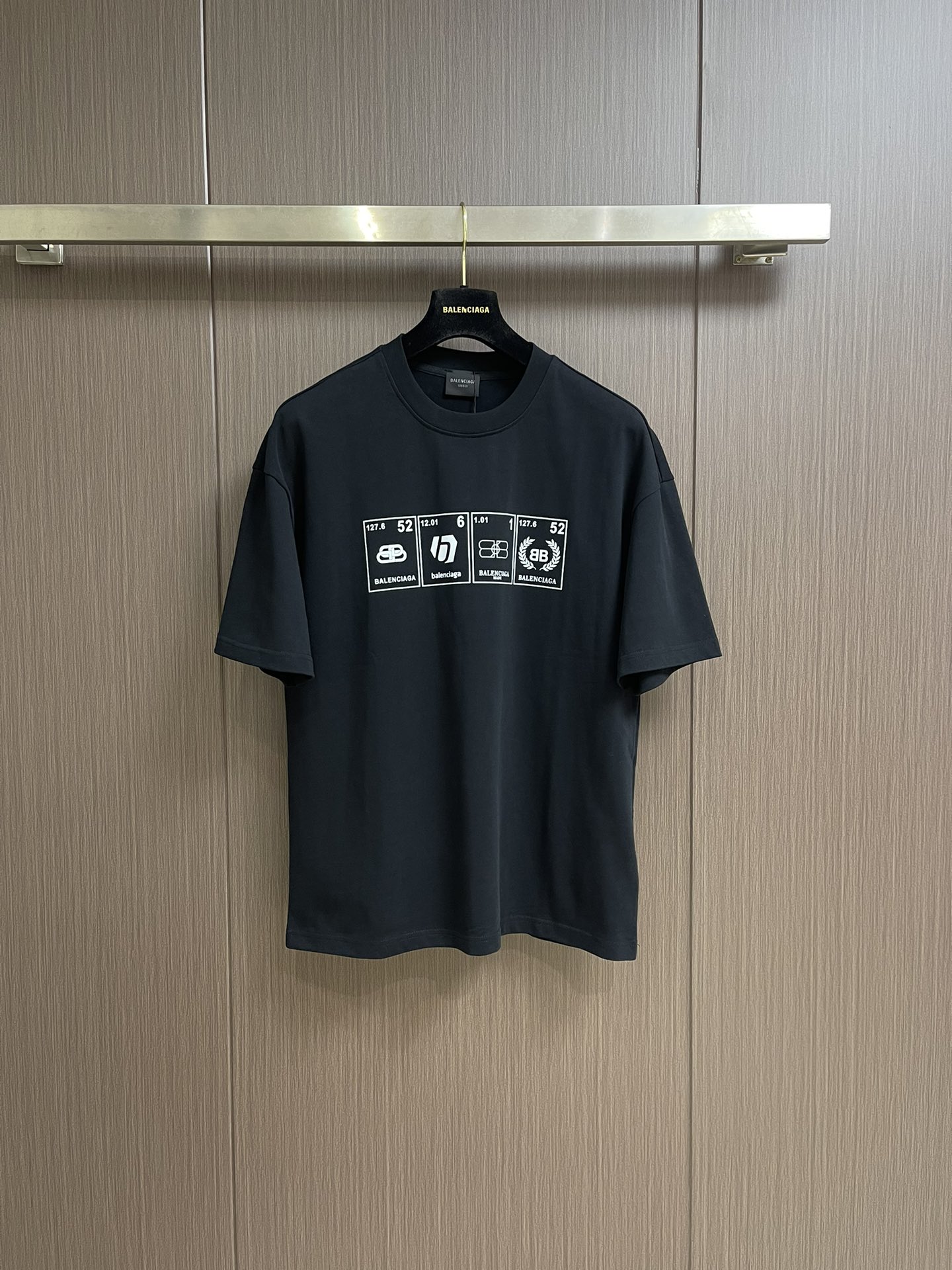 NO:118498,Balenciaga printed logo round neck short-sleeved T-shirt, fixed weaving and dyeing 100% pure cotton double-strand fabric, laundry washing water, front and back high-definition scanning pattern perfectly restored laser positioning machine printing, neckline ribbed fabric fixed weaving and dyeing, overall line is straight and delicate, the fabric is comfortable and soft, the color is consistent and no color difference, customized auxiliary materials. Size S-XXL S bust 108cm Shoulder width 55cm Long 68.5cm Size M bust 112cm Shoulder width 57cm Long 70.5cm L bust 116cm Shoulder width 59cm Long 72.5cm XL bust 120cm Shoulder width 60cm Long 74.5cm XXL bust 124cm Shoulder width 61cm  Clothes length 76cm, balenciaga, T-shirt,tees, t-shirt,alexander wang19860909Balenciaga 印花logo圆领短袖T恤,定织定染百分百纯棉双股面料 成衣洗水 前后幅高清扫描图案完美还原激光定位机印 领口罗纹面料定织定染色 整体走线平直细腻 面料舒适柔软 颜色一致无色差,定制辅料.尺码S-XXL S码胸围108cm 肩宽55cm 衣长68.5cm M码胸围112cm 肩宽57cm 衣长70.5cm L码胸围116cm 肩宽59cm 衣长72.5cm XL码胸围120cm 肩宽60cm 衣长74.5cm XXL码胸围124cm 肩宽61cm 衣长76cm,,balenciaga,T-shirt,tees，t-shirt,alexander wang,Men's clothing