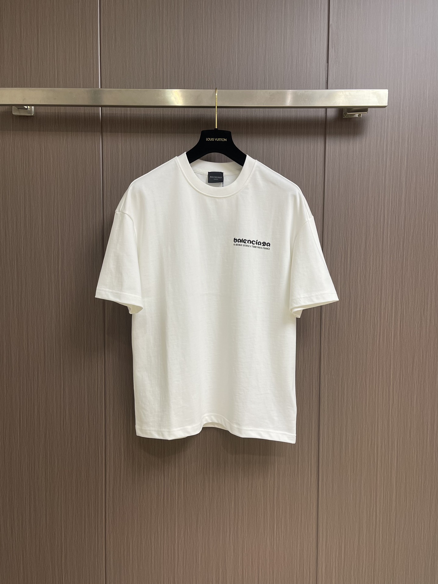 NO:126660,Balenciaga printed logo round neck short-sleeved T-shirt, fixed weaving and dyeing 100% pure cotton double-strand fabric, laundry washing water, front and back high-definition scanning pattern perfectly restored laser positioning machine printing, neckline ribbed fabric fixed weaving and dyeing, overall line is straight and delicate, the fabric is comfortable and soft, the color is consistent and no color difference, customized auxiliary materials. Size S-XXL S bust 108cm Shoulder width 55cm Long 68.5cm Size M bust 112cm Shoulder width 57cm Long 70.5cm L bust 116cm Shoulder width 59cm Long 72.5cm XL bust 120cm Shoulder width 60cm Long 74.5cm XXL bust 124cm Shoulder width 61cm  Clothes length 76cm, balenciaga, T-shirt,tees, t-shirt,alexander wang19860909Balenciaga 印花logo圆领短袖T恤,定织定染百分百纯棉双股面料 成衣洗水 前后幅高清扫描图案完美还原激光定位机印 领口罗纹面料定织定染色 整体走线平直细腻 面料舒适柔软 颜色一致无色差,定制辅料.尺码S-XXL S码胸围108cm 肩宽55cm 衣长68.5cm M码胸围112cm 肩宽57cm 衣长70.5cm L码胸围116cm 肩宽59cm 衣长72.5cm XL码胸围120cm 肩宽60cm 衣长74.5cm XXL码胸围124cm 肩宽61cm 衣长76cm,,balenciaga,T-shirt,tees，t-shirt,alexander wang,Men's clothing