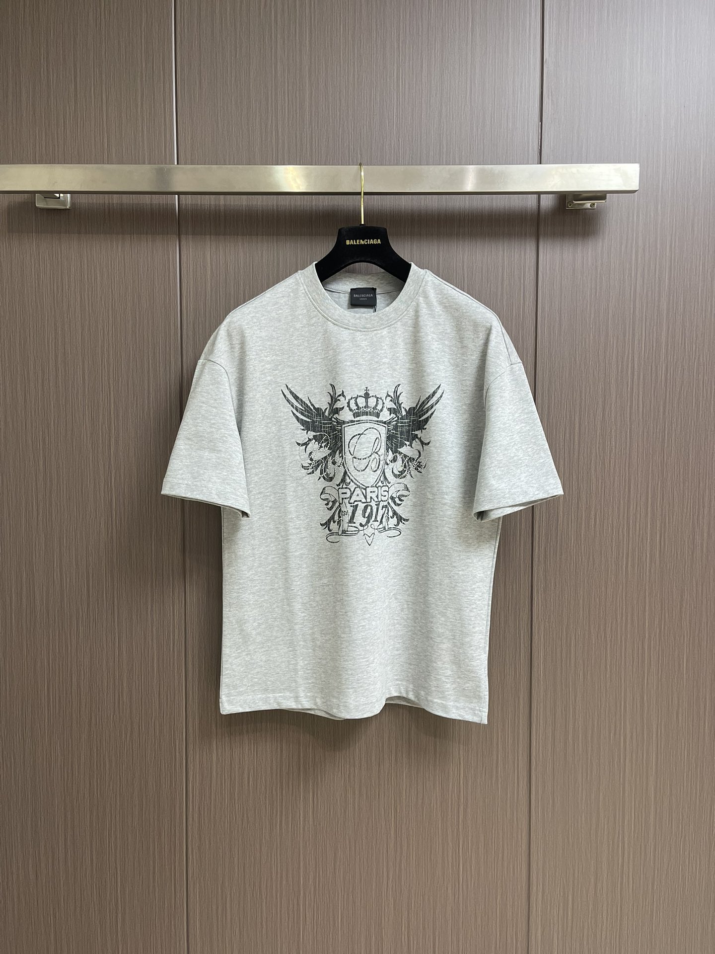 NO:118500,Balenciaga 2025ss early spring new printed short-sleeved T-shirt adopts water slurry penetration printing process, which is a printing technology that can achieve high permeability. The penetration paste will be evenly applied to the surface of the fabric, and then dry it into a film by ultraviolet curing, etc. The effect of washing and rupture can make the clothes show a better visual effect and feel through different washing processes; it can be matched with the same style to create a fashionable shape, control various occasions, customize auxiliary materials, complete three standards, and the same style for men and women. Size S-XXL S-Size bust 108cm Shoulder width 55cm Long 68.5cm M Size bust 112cm Shoulder width 57cm Long 70.5cm L Size bust 116cm Shoulder width 59cm Long 72.5cm XL Size bust 120cm Shoulder width 60cm Shoulder width 60cm  Clothes length 74.5cm, XXL size bust 124cm, shoulder width 61cm, Clothes length 76cm,,balenciaga,T-shirt,tees,t-shirt,alexander wang19860909balenciaga 2025ss早春新款印花短袖T恤,采用水浆渗透印花工艺是一种能够实现高渗透率的印花技术.渗透浆会均匀地涂布在织物表面上,然后通过紫外线固化等方式使其干燥成膜,水洗破洞效果在通过不同的水洗工艺可以使衣物呈现出更好的视觉效果和手感；能与同款搭配营造时尚造型,驾驭各种场合,定制辅料,三标齐全,男女同款.尺码S-XXL S码胸围108cm 肩宽55cm 衣长68.5cm M码胸围112cm 肩宽57cm 衣长70.5cm L码胸围116cm 肩宽59cm 衣长72.5cm XL码胸围120cm 肩宽60cm 衣长74.5cm XXL码胸围124cm 肩宽61cm 衣长76cm,,balenciaga,T-shirt,tees，t-shirt,alexander wang,Men's clothing