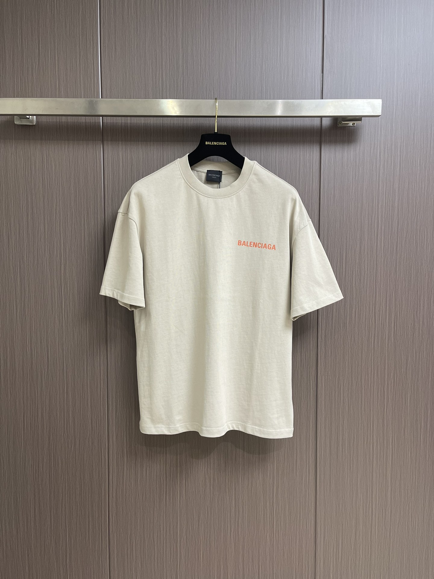 NO:118502,Balenciaga printed logo round neck short-sleeved T-shirt, fixed weaving and dyeing 100% pure cotton double-strand fabric, laundry washing water, front and back high-definition scanning pattern perfectly restored laser positioning machine printing, neckline ribbed fabric fixed weaving and dyeing, overall line is straight and delicate, the fabric is comfortable and soft, the color is consistent and no color difference, customized auxiliary materials. Size S-XXL S bust 108cm Shoulder width 55cm Long 68.5cm Size M bust 112cm Shoulder width 57cm Long 70.5cm L bust 116cm Shoulder width 59cm Long 72.5cm XL bust 120cm Shoulder width 60cm Long 74.5cm XXL bust 124cm Shoulder width 61cm  Clothes length 76cm, balenciaga, T-shirt,tees, t-shirt,alexander wang19860909Balenciaga 印花logo圆领短袖T恤,定织定染百分百纯棉双股面料 成衣洗水 前后幅高清扫描图案完美还原激光定位机印 领口罗纹面料定织定染色 整体走线平直细腻 面料舒适柔软 颜色一致无色差,定制辅料.尺码S-XXL S码胸围108cm 肩宽55cm 衣长68.5cm M码胸围112cm 肩宽57cm 衣长70.5cm L码胸围116cm 肩宽59cm 衣长72.5cm XL码胸围120cm 肩宽60cm 衣长74.5cm XXL码胸围124cm 肩宽61cm 衣长76cm,,balenciaga,T-shirt,tees，t-shirt,alexander wang,Men's clothing