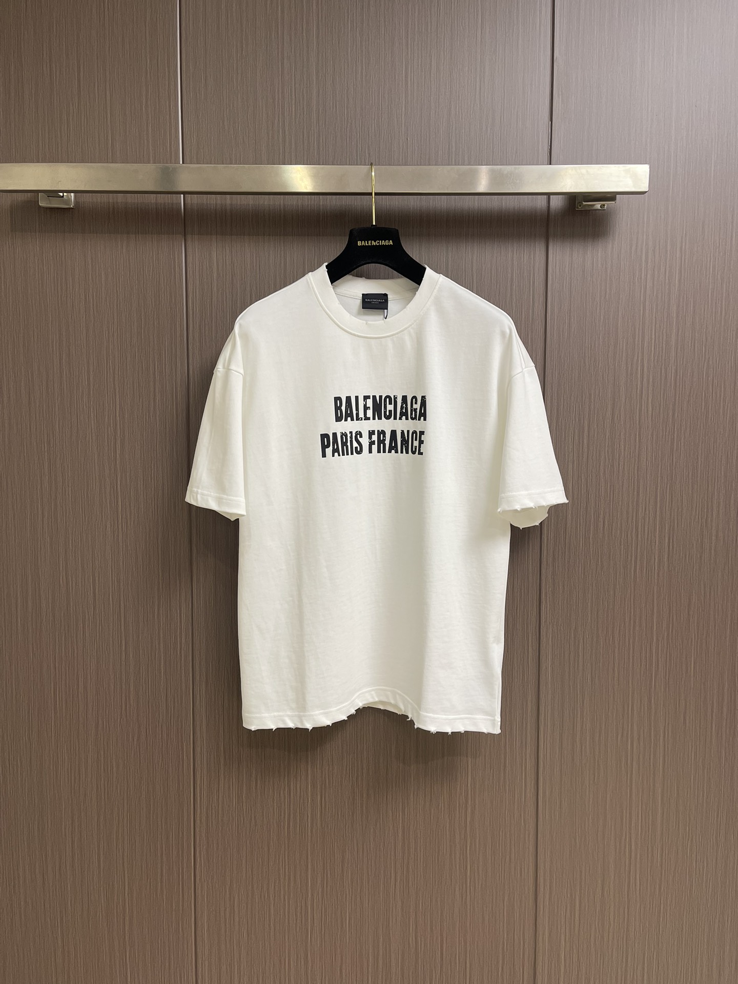 NO:118504,Balenciaga 2025ss early spring new printed short-sleeved T-shirt adopts water slurry penetration printing process, which is a printing technology that can achieve high permeability. The permeation slurry will be evenly applied to the surface of the fabric, and then it is dried and formed into a film by ultraviolet curing, etc. The effect of the water-washing hole can make the clothes have a better visual effect and feel through different washing processes; it can be matched with the same style to create a fashionable look, control various occasions, customize auxiliary materials, complete three standards, the same style for men and women. Size S-XXL S-Size bust 108cm Shoulder width 55cm Long 68.5cm M Size bust 112cm Shoulder width 57cm Long 70.5cm L Size bust 116cm Shoulder width 59cm Long 72.5cm XL Size bust 120cm Shoulder width 60cm Shoulder width 60cm  Clothes length 74.5cm, XXL size bust 124cm, shoulder width 61cm, Clothes length 76cm,,balenciaga,T-shirt,tees,t-shirt,alexander wang19860909balenciaga 2025ss早春新款印花短袖T恤,采用水浆渗透印花工艺是一种能够实现高渗透率的印花技术.渗透浆会均匀地涂布在织物表面上,然后通过紫外线固化等方式使其干燥成膜,水洗破洞效果在通过不同的水洗工艺可以使衣物呈现出更好的视觉效果和手感；能与同款搭配营造时尚造型,驾驭各种场合,定制辅料,三标齐全,男女同款.尺码S-XXL S码胸围108cm 肩宽55cm 衣长68.5cm M码胸围112cm 肩宽57cm 衣长70.5cm L码胸围116cm 肩宽59cm 衣长72.5cm XL码胸围120cm 肩宽60cm 衣长74.5cm XXL码胸围124cm 肩宽61cm 衣长76cm,,balenciaga,T-shirt,tees，t-shirt,alexander wang,Men's clothing