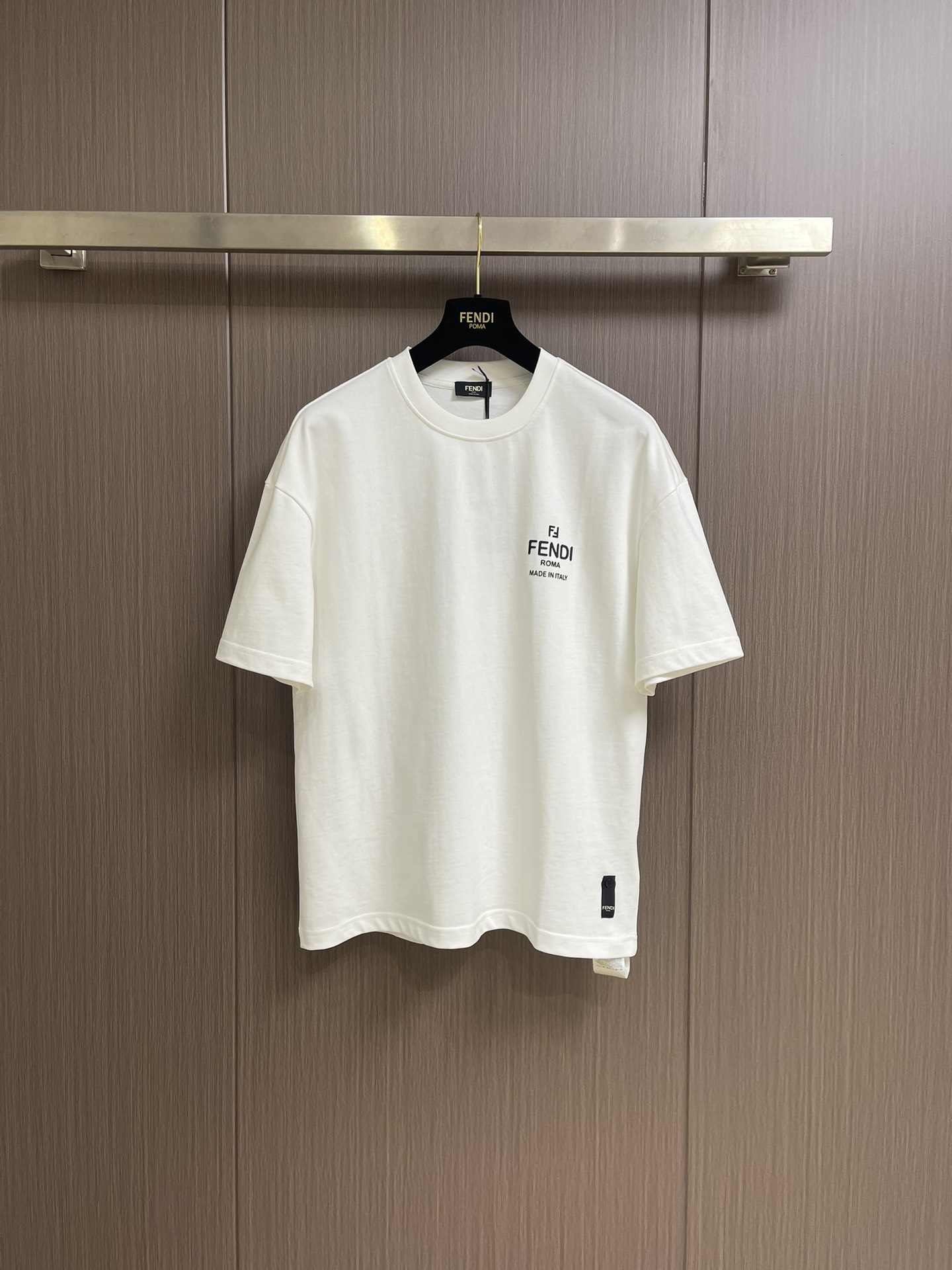 NO:118506,fendi 2025SS early spring back cartoon printed short-sleeved T-shirt, customized bright velvet cotton, the overall wiring is straight and delicate, the fabric is comfortable and soft, the color is consistent and there is no color difference, it can be matched with the same style to create a fashionable look, control various occasions, customized auxiliary materials, complete three standards, the same style for men and women!  Size S-XXL Size bust 108cm Shoulder width 55cm Length 68.5cm Size bust 112cm Shoulder width 57cm Length 70.5cm Length 116cm Shoulder width 59cm Length 72.5cm XL size bust 120cm Shoulder width 60cm Length 74.5cm XXL size bust 124cm Shoulder width 61cm Length 76cm,,fendi,T-shirt,tees,t-shirt,alexander wang19860909fendi 2025SS早春后背卡通印花短袖T恤,定制璀璨丝绒棉,整体走线平直细腻 面料舒适柔软 颜色一致无色差 能与同款搭配营造时尚造型,驾驭各种场合,定制辅料,三标齐全,男女同款！尺码S-XXL S码胸围108cm 肩宽55cm 衣长68.5cm M码胸围112cm 肩宽57cm 衣长70.5cm L码胸围116cm 肩宽59cm 衣长72.5cm XL码胸围120cm 肩宽60cm 衣长74.5cm XXL码胸围124cm 肩宽61cm 衣长76cm,,fendi,T-shirt,tees，t-shirt,alexander wang,Men's clothing