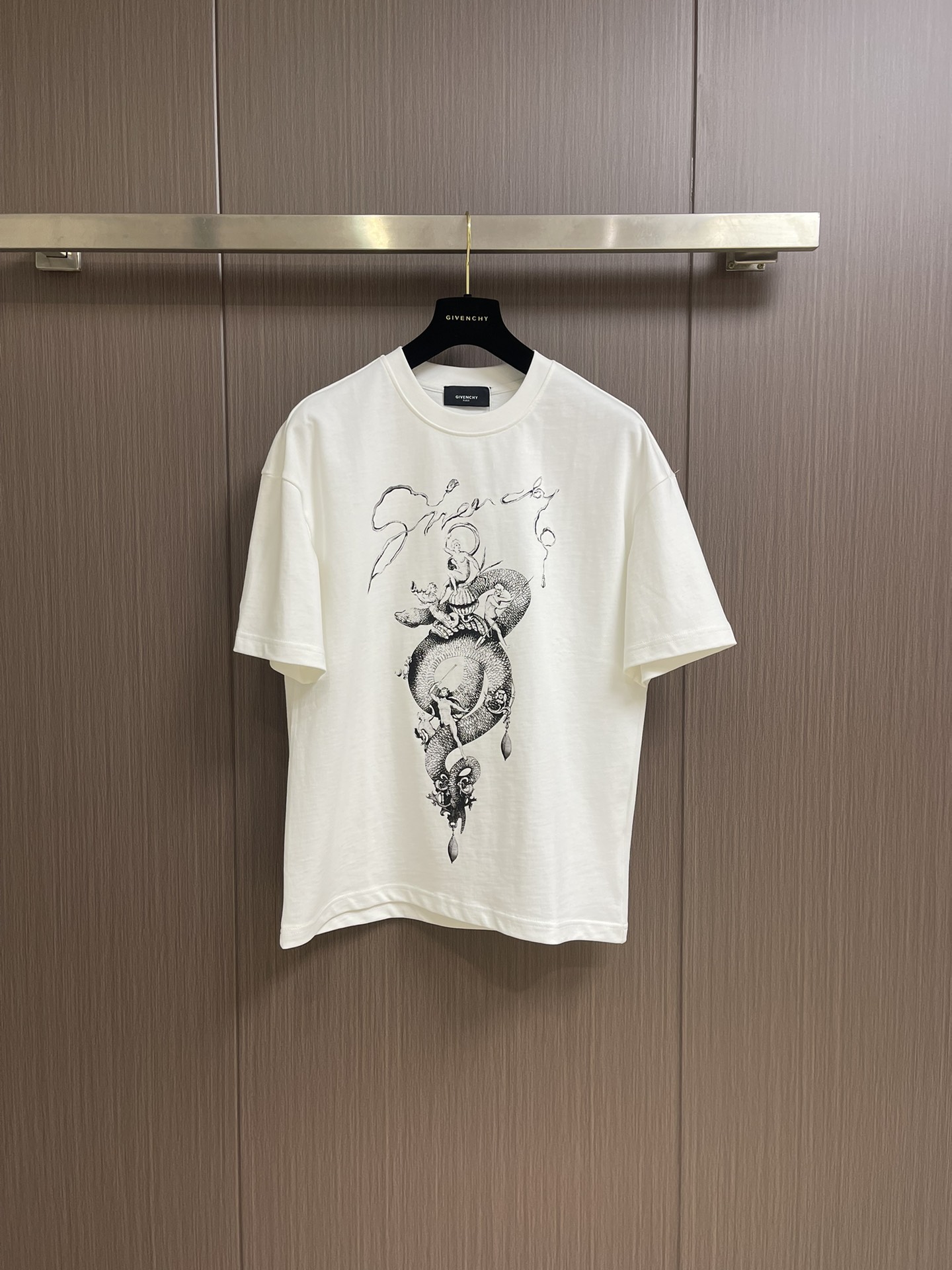 NO:118508,Givenchy's new short-sleeved T-shirt for the Year of the Snake, with its simple yet stylish design, has become a must-have item in summer wardrobe. Short-sleeved sleeves are clean and neat, and are easy to match with various bottoms, both or both, and can be easily controlled, showing different styles and charm. The Year of the Snake print is the highlight of the whole piece. The exquisite printing process makes the letters look three-dimensional, delicate, and show the sense of quality. The style of the letters is simple and elegant, which not only retains the basic fashion elements, but also adds a bit of personalized atmosphere. Size S-XXL Size bust 108cm, shoulder width 55cm, 68.5cm, M size bust 112cm, shoulder width 57cm, 70.5cm, L size bust 116cm, shoulder width 59cm, 72.5cm, XL size bust 120cm  Shoulder width 60cm, garment length 74.5cm, XXL size bust 124cm, shoulder width 61cm, garment length 76cm, givennchy, T-shirt,tees, t-shirt,alexander wang19860909Givenchy 蛇年限定新款短袖T恤,以其简约而不失格调的设计,成为夏日衣橱中的必备单品.短袖干净利落,极易搭配各种下装,无论是、还是,都能轻松驾驭,展现出不同的风格魅力.蛇年印花是整件的亮点所在,精致的印花工艺让字母立体感十足,触感细腻,彰显品质感.字母的样式简约大方,既保留了基础的时尚元素,又增添了几分个性化的气息.尺码S-XXL S码胸围108cm 肩宽55cm 衣长68.5cm M码胸围112cm 肩宽57cm 衣长70.5cm L码胸围116cm 肩宽59cm 衣长72.5cm XL码胸围120cm 肩宽60cm 衣长74.5cm XXL码胸围124cm 肩宽61cm 衣长76cm,,givenchy,T-shirt,tees，t-shirt,alexander wang,Men's clothing