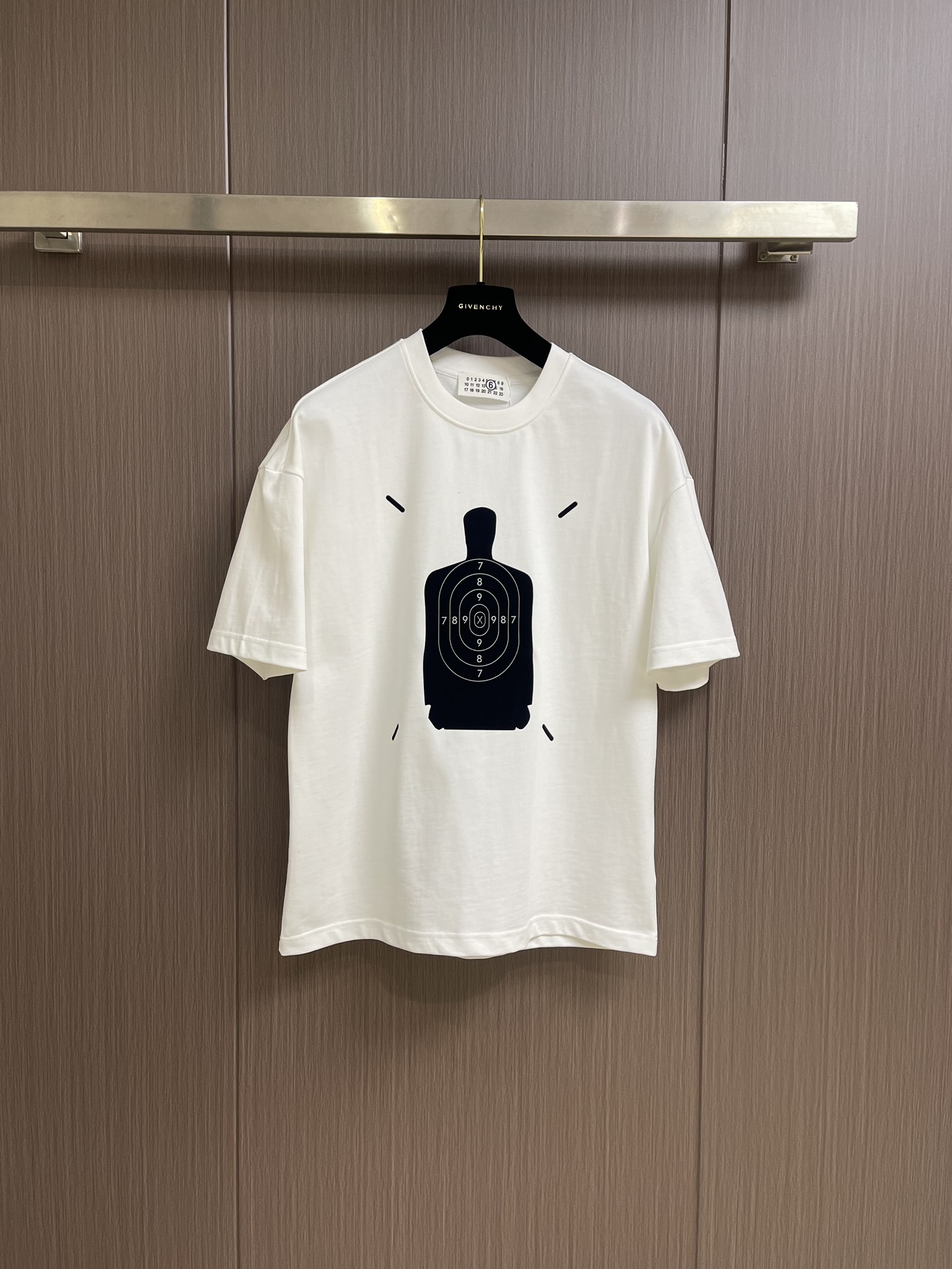 NO:118510,maison magiel MM6 2025SS spring and summer new short-sleeved T-shirt, customized exclusive wash-water pure cotton fabric, chest printed logo design!  Simple and generous, calm and versatile, extremely high-end, perfectly integrated with fashion and style, a top fashionable style that perfectly suits the outside wear!  The overall feeling is natural!  The ultimate classic and versatile style, customized original cotton fabric!  The ultimate perfection of heavy industry. Size S-XXL S-Size bust 108cm Shoulder width 55cm Long 68.5cm M Bust 112cm Shoulder width 57cm Long 70.5cm L Bust 116cm Shoulder width 59cm Long 72.5cm XL Bust 120cm Shoulder width 60cm Long 74.5cm XXL Bust 124cm Shoulder width 61cm Long 76cm, Masion Margiela,masion Margiela,T-shirt,tees,t-shirt,alexander wang19860909maison margiel MM6 马吉拉 2025SS春夏新款短袖T恤,定制专属洗水纯棉面料,胸前印花logo设计！简约大方,从容百搭,档次极高,完美融入时尚还有风情感一款完美符合外穿的顶尖时髦气质款！整体给人浑然天成的感觉！极致经典的百搭型,定制原版纯棉面料！极致的重工极致的完美 .尺码S-XXL S码胸围108cm 肩宽55cm 衣长68.5cm M码胸围112cm 肩宽57cm 衣长70.5cm L码胸围116cm 肩宽59cm 衣长72.5cm XL码胸围120cm 肩宽60cm 衣长74.5cm XXL码胸围124cm 肩宽61cm 衣长76cm,,masion margiela,masion margiela,T-shirt,tees，t-shirt,alexander wang,Men's clothing