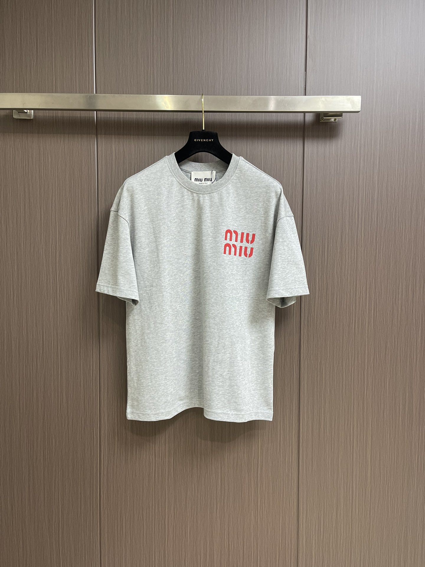 NO:118493,Miumiu 2025ss early spring new short-sleeved round-neck T-shirt, with avant-garde and fashionable design!  High-end customized high-support cotton fabric.  Soft feel.  Comfortable to wear.  Level exquisite car line.  Fine workmanship.  The upper body effect is invincible and handsome!  Essential items for men. Size M-XXL M-size 69cm bust 110cm shoulder width 56.5cm L-size 70cm bust 114cm shoulder width 58cm XL-size 71cm bust 118cm shoulder width 59.5cm XXL-size 72cm bust 122cm shoulder width 61cm, miumiu, T-shirt,tees, t-shirt,alexander wang19860909miumiu 2025ss早春新款短袖圆领t恤,设计前卫时尚！高端定制高支棉面料．手感柔软．穿着舒适．级别精致车线．做工精细．上身效果无敌帅气！型男必备单品.尺码M-XXL M码衣长69cm 胸围110cm 肩宽56.5cm L码衣长70cm 胸围114cm 肩宽58cm XL码衣长71cm 胸围118cm 肩宽59.5cm XXL码衣长72cm 胸围122cm 肩宽61cm,,miumiu,T-shirt,tees，t-shirt,alexander wang,Men's clothing