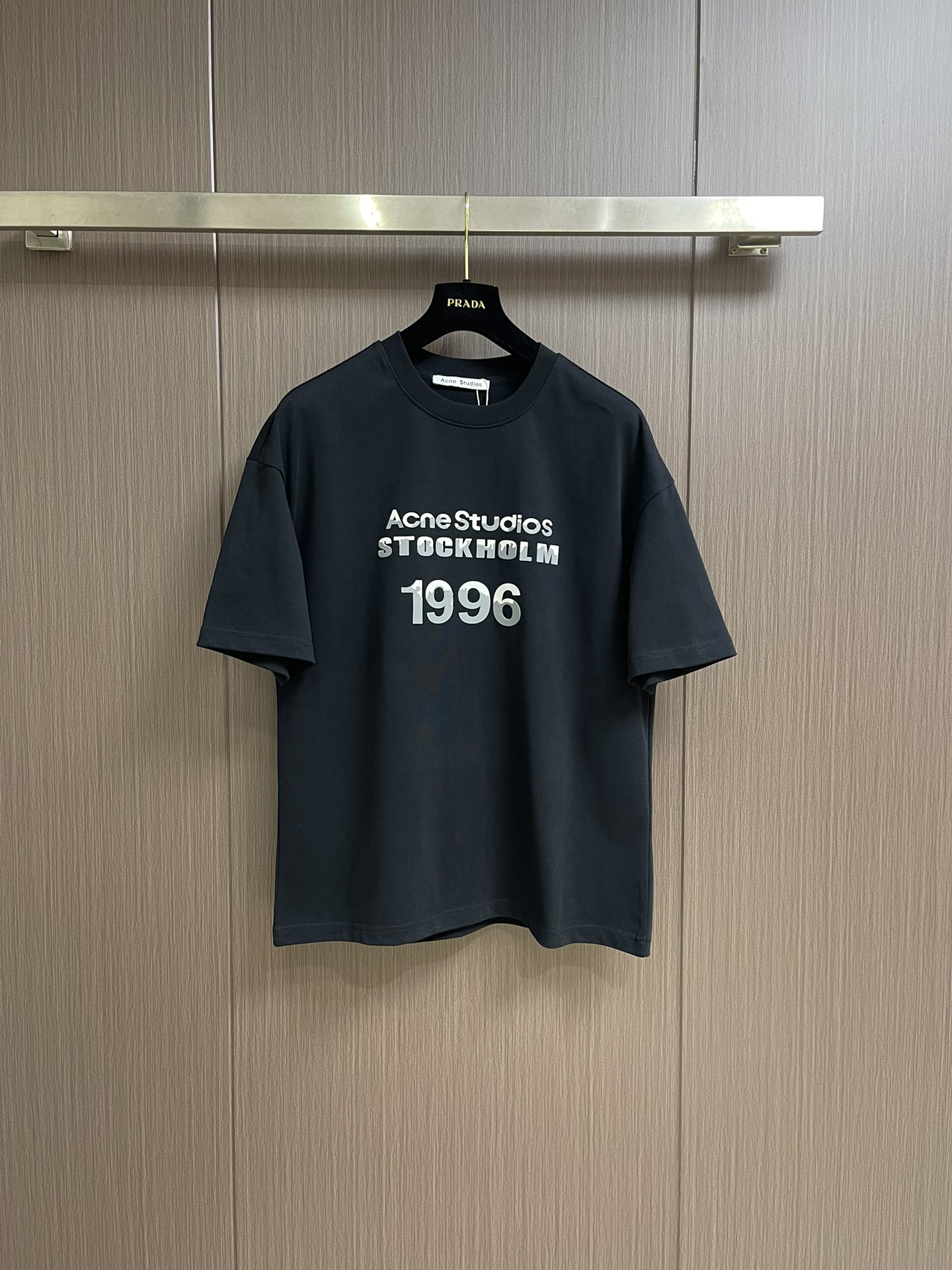 NO:118490,acne studios 2025ss series early spring short-sleeved T-shirt, classic style 1996 loose shoulder round neck T-shirt, new printed logo letters, highly recommended!  Very versatile. The same style as men and women!  The fabric is made of Solona, ​​comfortable and breathable, soft and delicate. Size M-XXL M-size clothes with a length of 69cm, bust 110cm, shoulder width 56.5cm, L-size clothes with a length of 70cm, bust 114cm, shoulder width 58cm, XL-size clothes with a length of 71cm, bust 118cm, shoulder width 59.5cm, XXL-size clothes with a length of 72cm, bust 122cm, shoulder width 61cm, acne studios,dior, T-shirt,tees, t-shirt,alexander wang19860909acne studios 2025ss系列早春短袖T恤,经典款式1996宽松落肩圆领t恤,新品印花logo字母,强烈推荐！非常百搭.男女同款！面料采用索罗娜亲肤性好,穿着舒适透气触感柔软细腻.尺码M-XXL M码衣长69cm 胸围110cm 肩宽56.5cm L码衣长70cm 胸围114cm 肩宽58cm XL码衣长71cm 胸围118cm 肩宽59.5cm XXL码衣长72cm 胸围122cm 肩宽61cm,,acne studios,dior,T-shirt,tees，t-shirt,alexander wang,Men's clothing