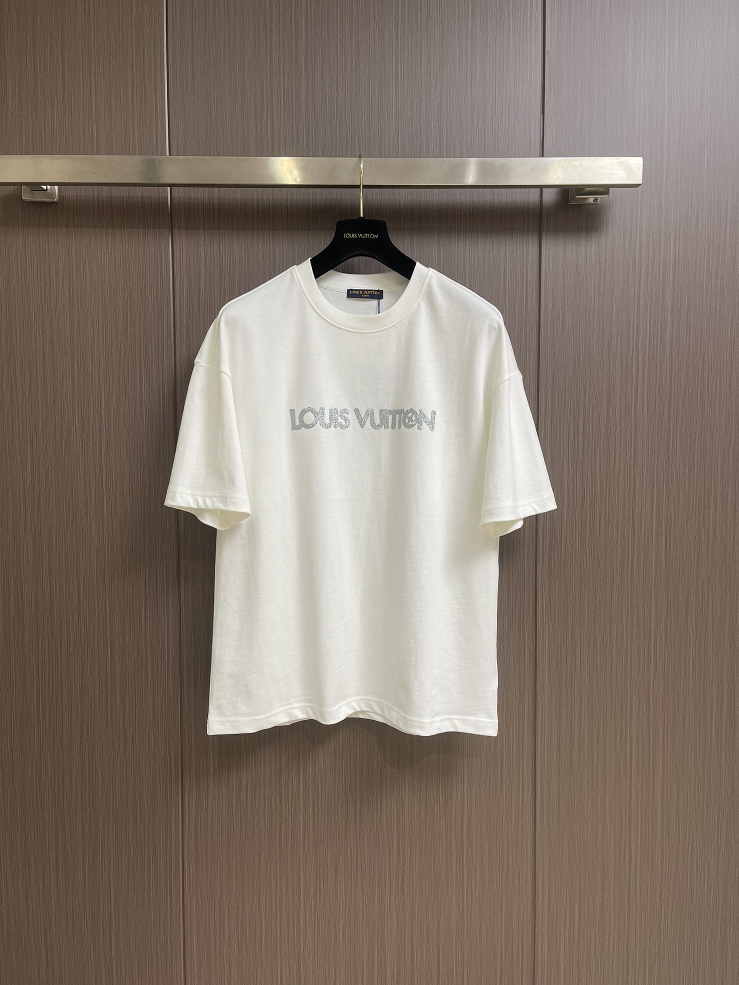 NO:458906,LV 2025ss early spring printed logo pure cotton wide version round neck men's short-sleeved T-shirt, the new season and new launch series cleverly integrates the logo into the design, shaping a series of sports style items full of retro style. On this versatile T-shirt, a pattern with a hint of nostalgic meaning is presented in the body in a low-key manner. The original version is designed to develop double-strand cotton plain fabric, with wide upper body and comfortable, and the outside and the inside are matched casually. Size M-XXL,,louis vuitton,T-shirt,tees,t-shirt,alexander wang19860909LV 2025ss 早春印花logo纯棉质阔版圆领男士短袖t恤,新季新推系列将标识巧妙融入设计,塑就一系列充满复古风情的运动风单品.在这款百搭t恤上,带着一丝怀旧意蕴的图案低调呈现于衣身,优选特定原版开发双股精棉平纹面料,上身挺阔舒适度佳,外穿内搭随意搭配 尺码M-XXL,,louis vuitton,T-shirt,tees，t-shirt,alexander wang,Men's clothing