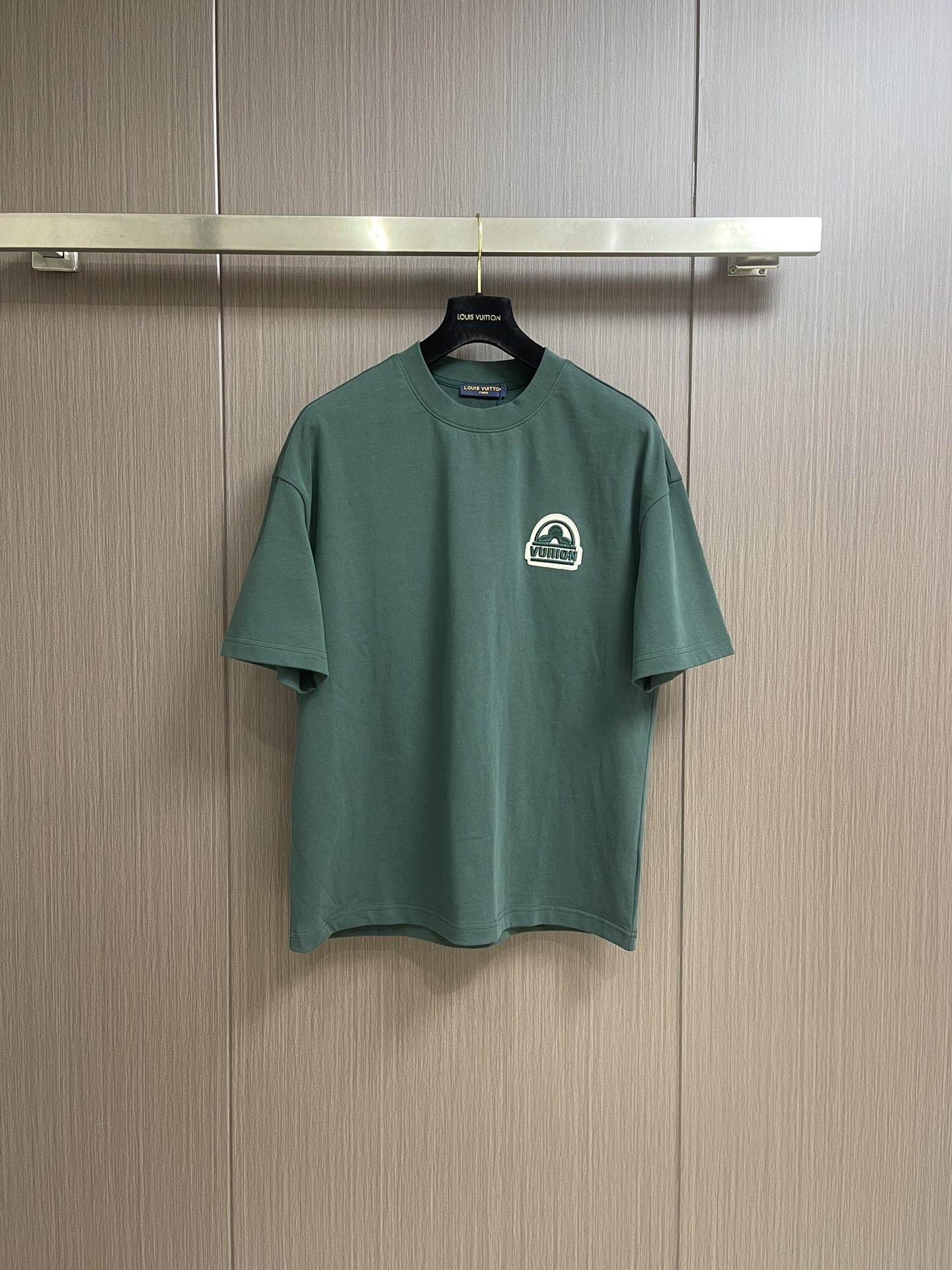 NO:458909,LV 2025SS early spring three-dimensional jeans logo letter T-shirt, the fabric is made of 26 single-strand pure cotton, the large goods are carefully cut and cut, ensuring the consistent shape of each piece of clothing, the production factory is produced by professional knitting to ensure the quality of the large goods. A very versatile model, welcome to compare the entire network size M-XXL,,louis vuitton,tees, t-shirt,alexander wang19860909LV 2025SS早春立体仔章logo字母T恤,面料采用26支单股纯棉,大货采用取花精心断裁,保证每件衣服花型一致,生产工厂由专业针织生产,确保大货品质质量.非常百搭的一款,欢迎对比全网 尺码M-XXL,,louis vuitton,tees，t-shirt,alexander wang,Men's clothing