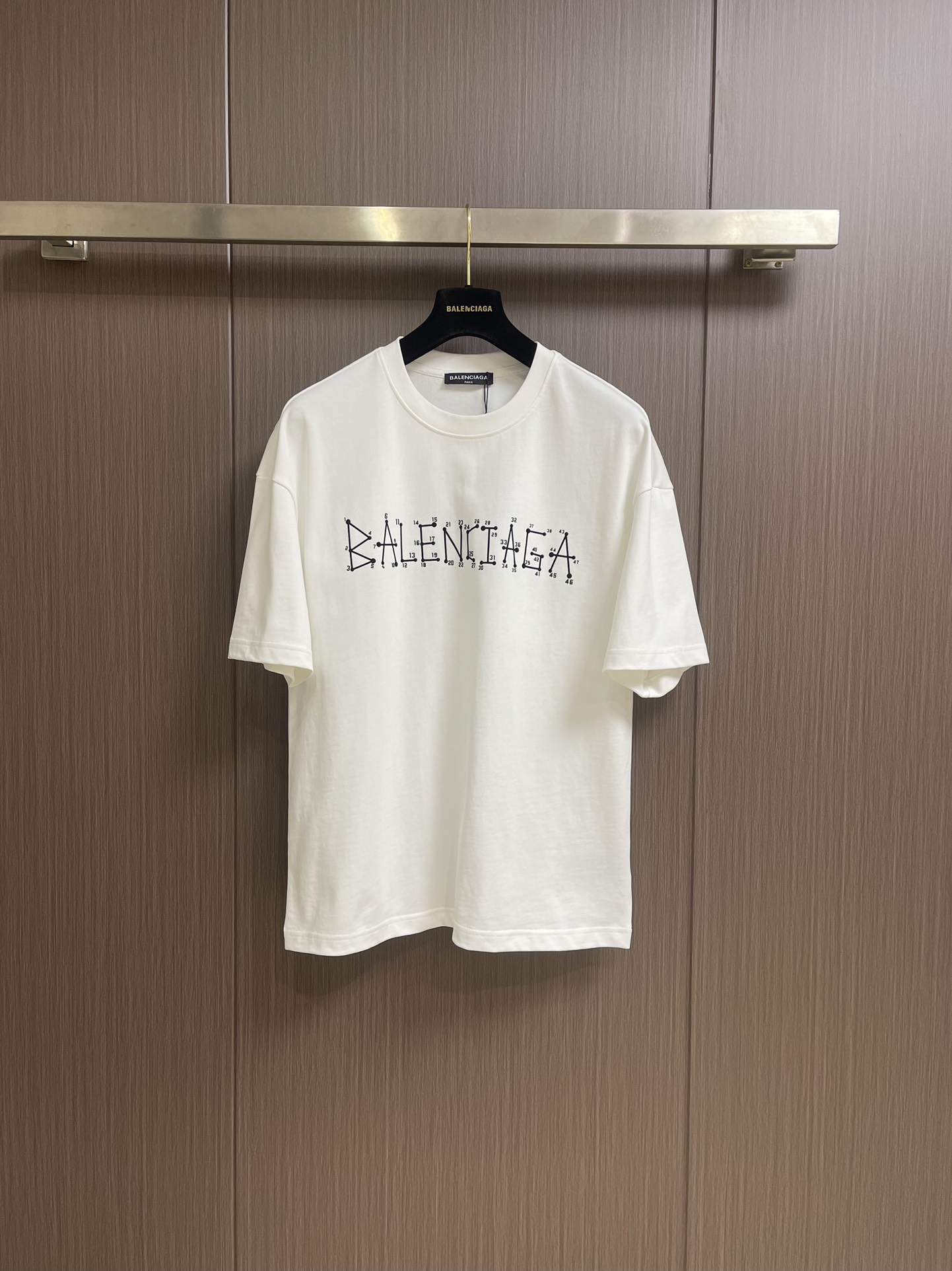 NO:126663,Balenciaga 2025ss early spring new model digital connection design bb flocking three-dimensional pattern full of high-end 280g pure cotton double yarn sweat fabric same cylinder fixed dye special bold 32 double strands 1x1 thread Size M-XXL M size clothes length 69cm bust 110cm shoulder width 56.5cm L size clothes length 70cm bust 114cm shoulder width 58cm XL size clothes length 71cm bust 118cm shoulder width 59.5cm XXL size clothes length 72cm bust 122cm shoulder width 61cm, ,balenciaga,alexander wang19860909balenciaga 2025ss早春新款 数字连接设计bb 植绒立体图案 高级感满满 280克纯棉双纱汗布面料 同缸定染特种加粗32支双股1x1螺纹 尺码M-XXL M码衣长69cm 胸围110cm 肩宽56.5cm L码衣长70cm 胸围114cm 肩宽58cm XL码衣长71cm 胸围118cm 肩宽59.5cm XXL码衣长72cm 胸围122cm 肩宽61cm,,balenciaga,alexander wang,Men's clothing