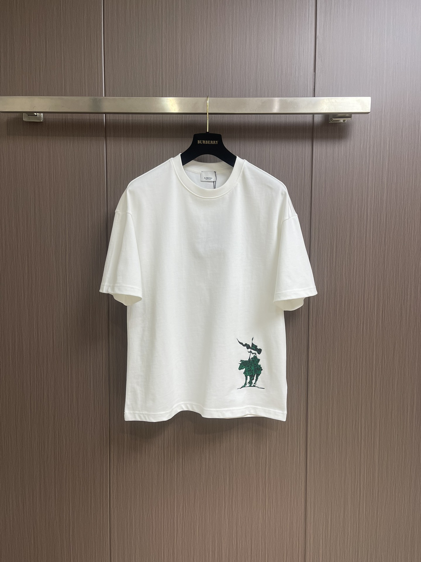 NO:458912,Burberry 2025ss early spring new equestrian knight printed cotton short-sleeved T-shirt, using the new season of the Knight war horse label elements. It is perfectly selected plain woven cotton fabric in terms of material, detail restoration and craftsmanship. It is decorated with equestrian knight logo label, ribbed knit collar, ribbed knit neck sewn, very firm Size M-XXL, burberry, T-shirt, tees, t-shirt, alexander wang19860909burberry 2025ss早春新款马术骑士印花棉质短袖t恤,采用了新一季的骑士战马标签元素,不管是材质还是细节还原度以及工艺制作方面都相当完美精选平织棉面料打造 饰有马术骑士徽标标签,罗纹针织衣领,罗纹针织领口缝制,非常牢固 尺码M-XXL,,burberry,T-shirt,tees，t-shirt,alexander wang,Men's clothing