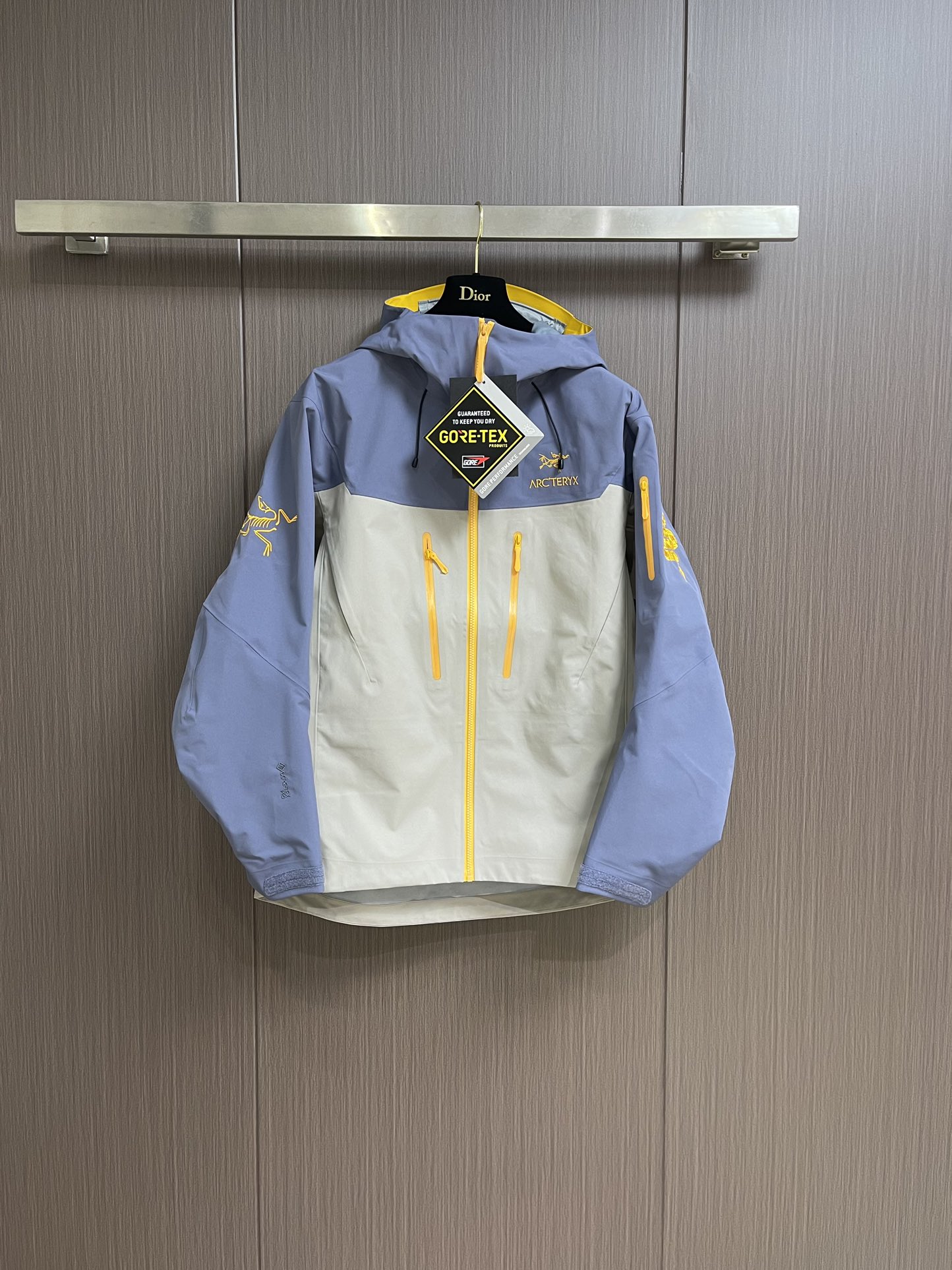 NO:118511,arcteryx aha sv limited hooded jacket for the year of snakes. Everyone will come up with a joint new year limited edition based on the twelve zodiac signs every year. This year is no exception. The limited chest logo of the year of snakes is a gold label. The snake pattern on the sleeves is also very eye-catching. There are snake scales that embellish the entire color. The overall color is golden-dark blue-brown. The overall design feels very bright. The color matching is also very good!  aha sv jaet hard shell limited model aha sv jaet is decorated with snake-shaped patterns on the cuffs and inner pockets. The edges of the limited model are also dotted with snake scale printing design. The tenacity represented by the snake 