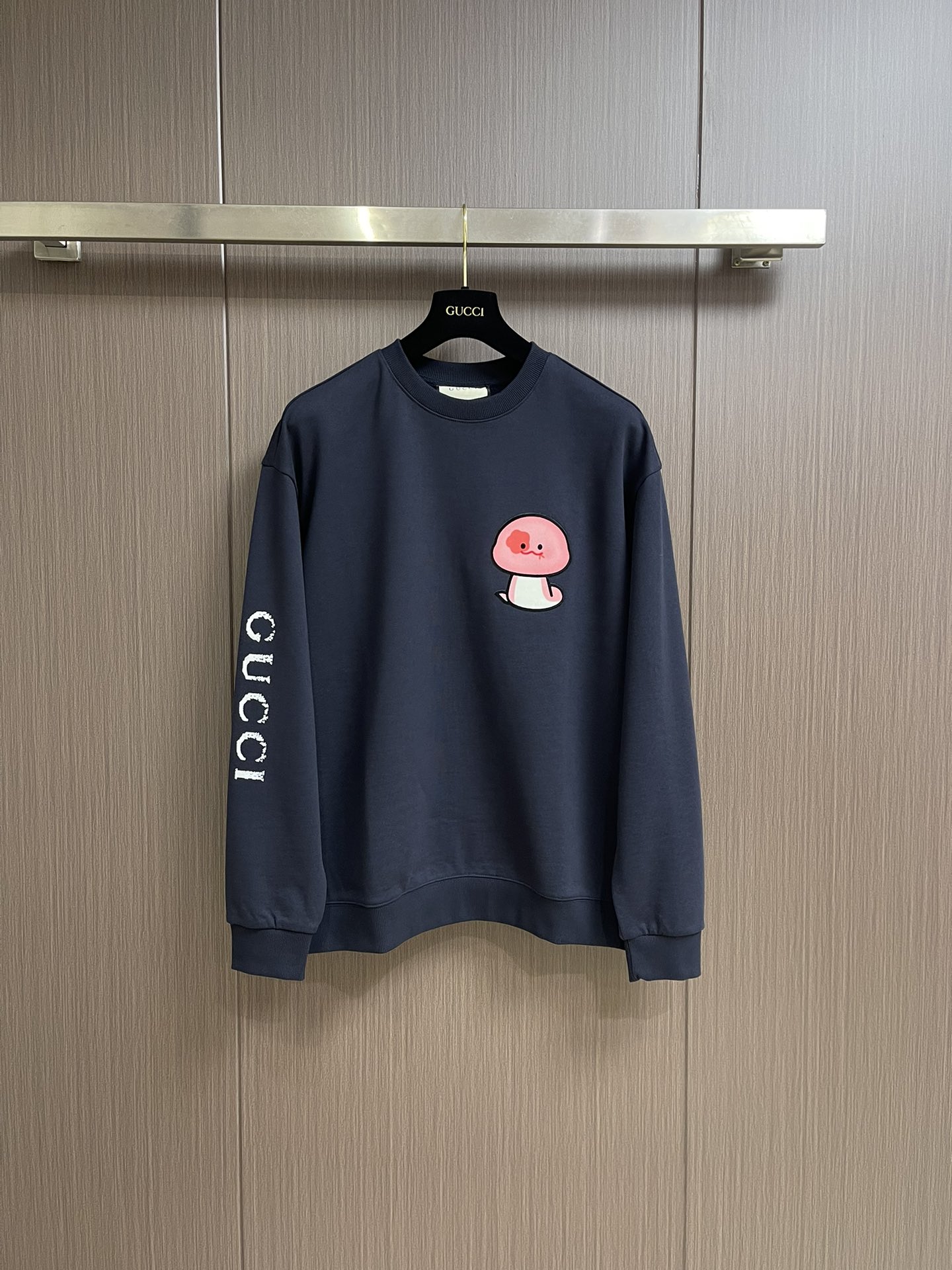 NO:118469,GUCCI Snake Year Limited Edition ~ Fun cartoon snake printed blue sweatshirt, fashionable, versatile and super age-reducing item, Xiaogujia 25 New Year Limited Edition , Fun little snake cartoon pattern embellished on the chest, cute and cute look, no one can refuse!  Customer-supplied knitted cotton, the fabric is moderate in thickness, comfortable and breathable, bringing the ultimate skin-friendly feeling. Loose Os cutout makes the upper body look more generous and fashionable and stylish. Size S-M-L, gucci, gucci, hoodie, sweatshirts, alexander wang19860909GUCCI 蛇年限定款～趣味卡通蛇仔印花蓝卫衣,时髦百搭又超级减龄的单品,小古家25新春蛇年限定款,趣味小蛇卡通图案点缀于胸前,呆萌又可爱的样子,没有人能拒绝！客供针织棉制作,面料厚薄适中,着身舒适透气,带来极致的亲肤感.宽松os版型裁剪,上身更显大方,时尚有格调.尺码S-M-L,,gucci,gucci,hoodie,sweatshirts,alexander wang,Men's clothing