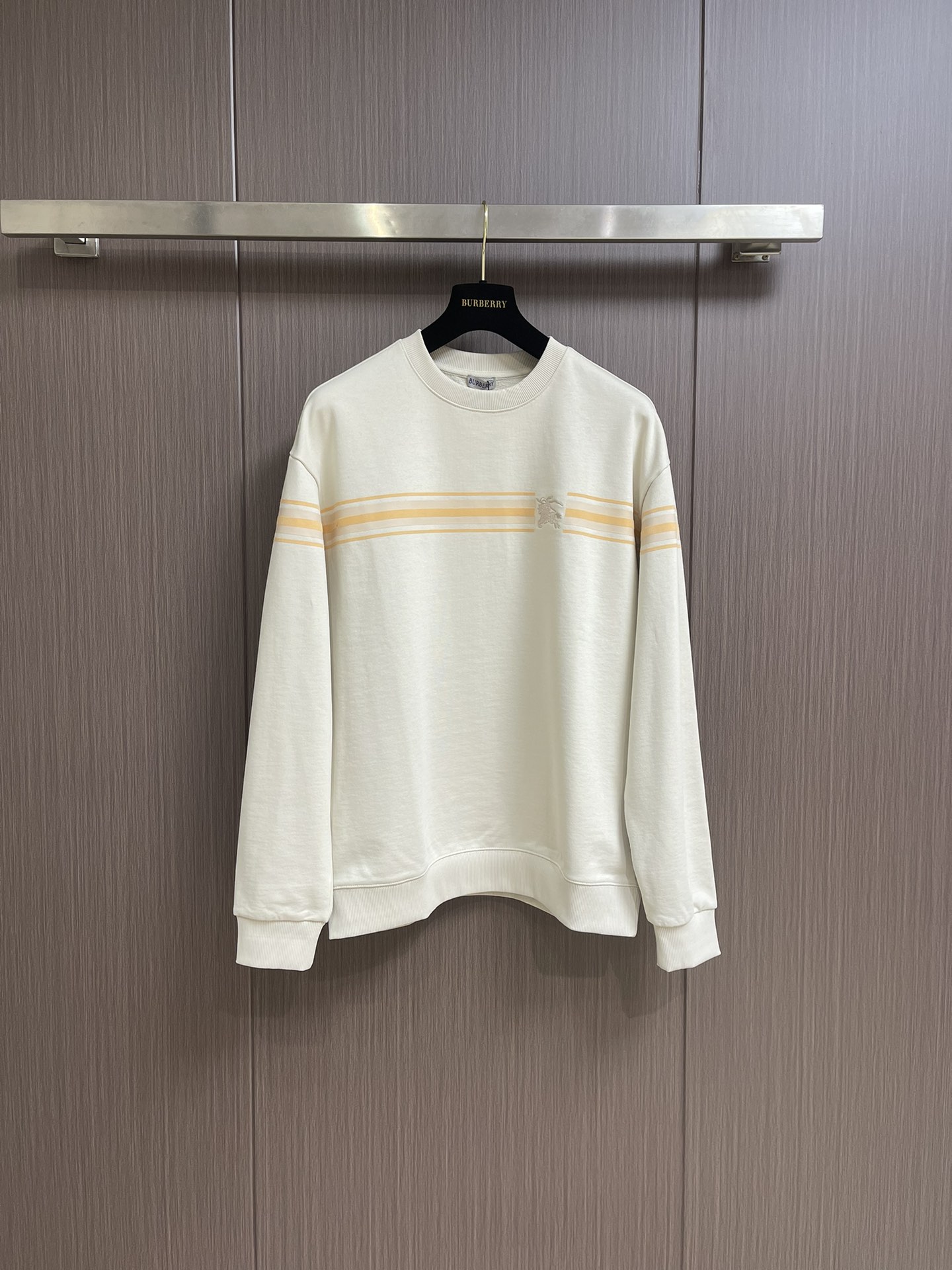 NO:118472,Burberry war horse logo embroidered couple's horizontal strip sweatshirt, a new style limited to early spring channels, a basic round-neck pullover sweatshirt that is essential for wardrobe. Bbr's latest horizontal strip design, embellishing the body with classic war horse logo embroidery pattern. Sleeve and arms are symmetrical to illuminate the overall visual sense. Customer-supplied terry knitted cotton fabric, the fabric is hard texture, comfortable and breathable, and the style is loose, and the upper body is fashionable and casual. Size S-M-L, burberry, hoodie, sweatshirts, alexander wang19860909Burberry 战马标识刺绣情侣款横条卫衣,早春渠道限定新款,衣橱必备的基础款圆领套头卫衣.bbr最新横条设计,以经典战马徽标刺绣图案点缀衣身.袖臂对称横条装饰,点亮整体视觉感.客供毛圈针织棉布制作, 面料质感硬挺,着身舒适透气有型.版型宽松,上身时尚休闲.尺码S-M-L,,burberry,hoodie,sweatshirts,alexander wang,Men's clothing