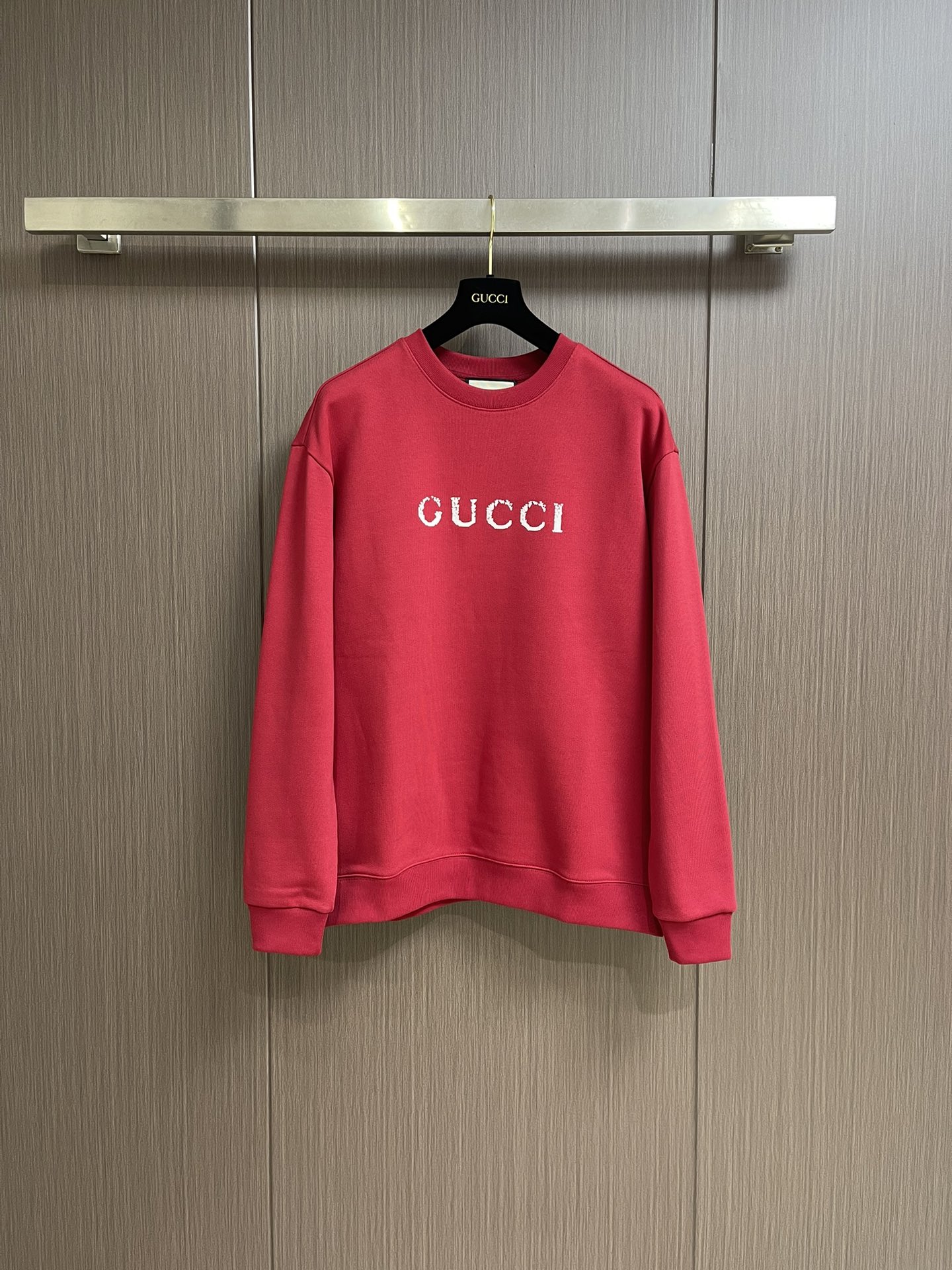 NO:118475,GUCCI letter logo print New Year red sweatshirt, letter logo print, classic logo couple sweatshirt. Snake-year limited edition New Year red, New Year festive atmosphere is directly full. Guest-supplied worsted knitted cotton fabric, gentle and comfortable high-density weaving process makes the texture more drape. The inner woven surface is neat and orderly, soft and comfortable, and skin-friendly and refreshing. It is different from fabrics with severe chromosomes. The decorative printing of the brand logo is simple and exquisite, and is made using advanced glue printing technology. It is non-stick and constantly glued, as exquisite as a three-dimensional decorative decoration.  , neat, fine and fine. Size S-M-L, gucci, hoodie, sweatshirts, alexander wang19860909GUCCI 字母标识印花新年红卫衣,字母徽标印花,经典标识情侣款卫衣.蛇年限量款新年红,新春喜庆节日氛围感直接拉满.客供精纺针织棉面料,轻柔舒适高密度机织工艺让质感更垂坠,内里织面鳞甲般整齐有序,柔软舒适,亲肤透爽区别于染色体严重的面料.品牌logo的装饰印花简约精致,运用先进胶浆印花工艺制作,不粘胶不断胶,如同立体贴饰般的精美．,工整细致精细度高达.尺码S-M-L,,gucci,hoodie,sweatshirts,alexander wang,Men's clothing
