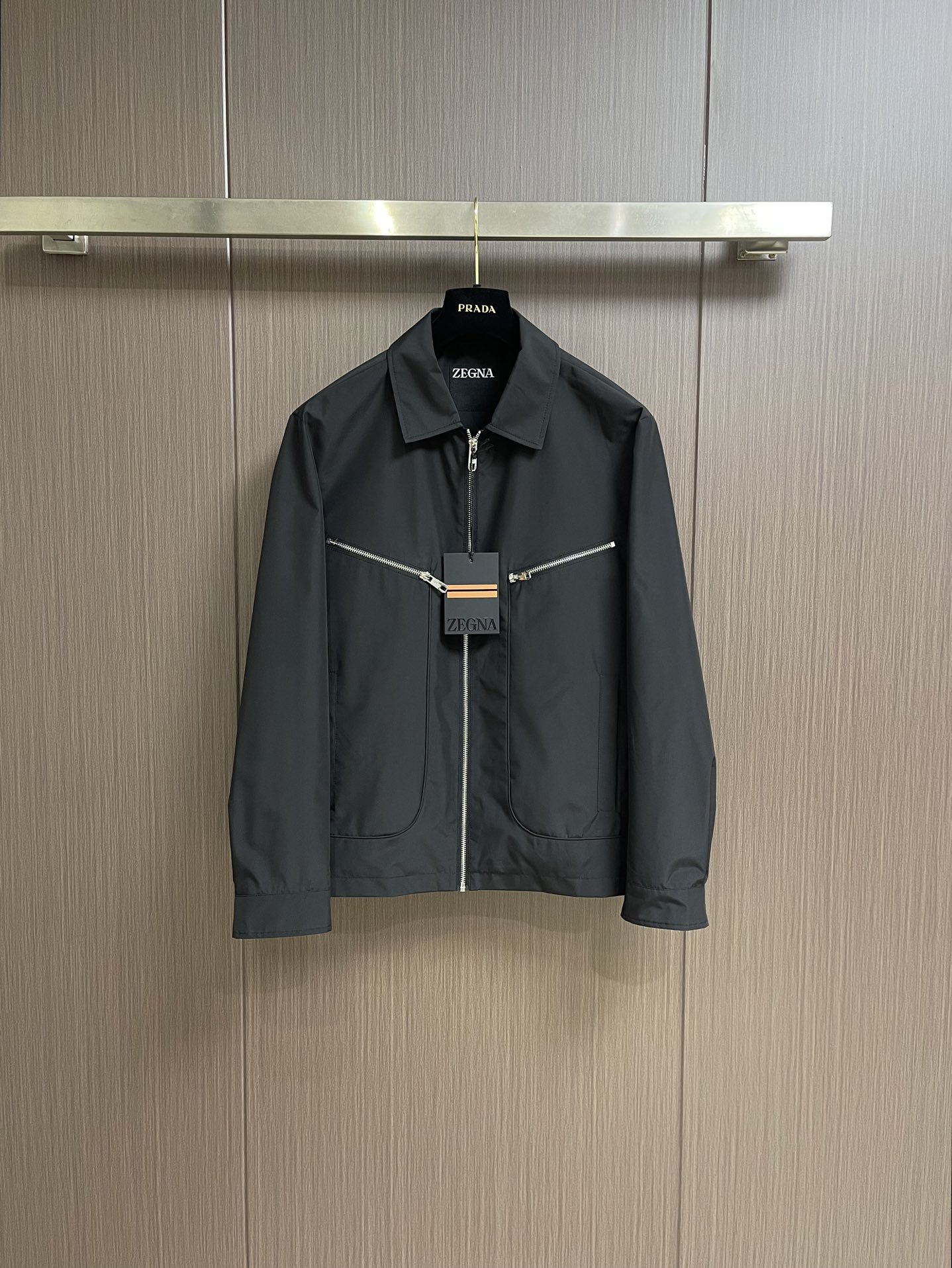 NO:121757,Zegna 2025ss New chest zipper pocket lapel jacket This new design jacket reinterprets classic items. It is carefully crafted from cotton blend fabric, comfortable and stylish, and can be easily matched to create a casual look. Size 48-56,, jackets & coats, jackets & coats, alexander wang19860909Zegna 2025ss新款胸前拉链口袋翻领夹克外套 这款全新设计的夹克外套重新诠释了经典单品.采用棉质混纺织物精心制作,舒适版型,款式时尚,可轻松搭配,打造休闲造型.尺码48-56,,jackets & coats,jackets & coats,alexander wang,Men's clothing