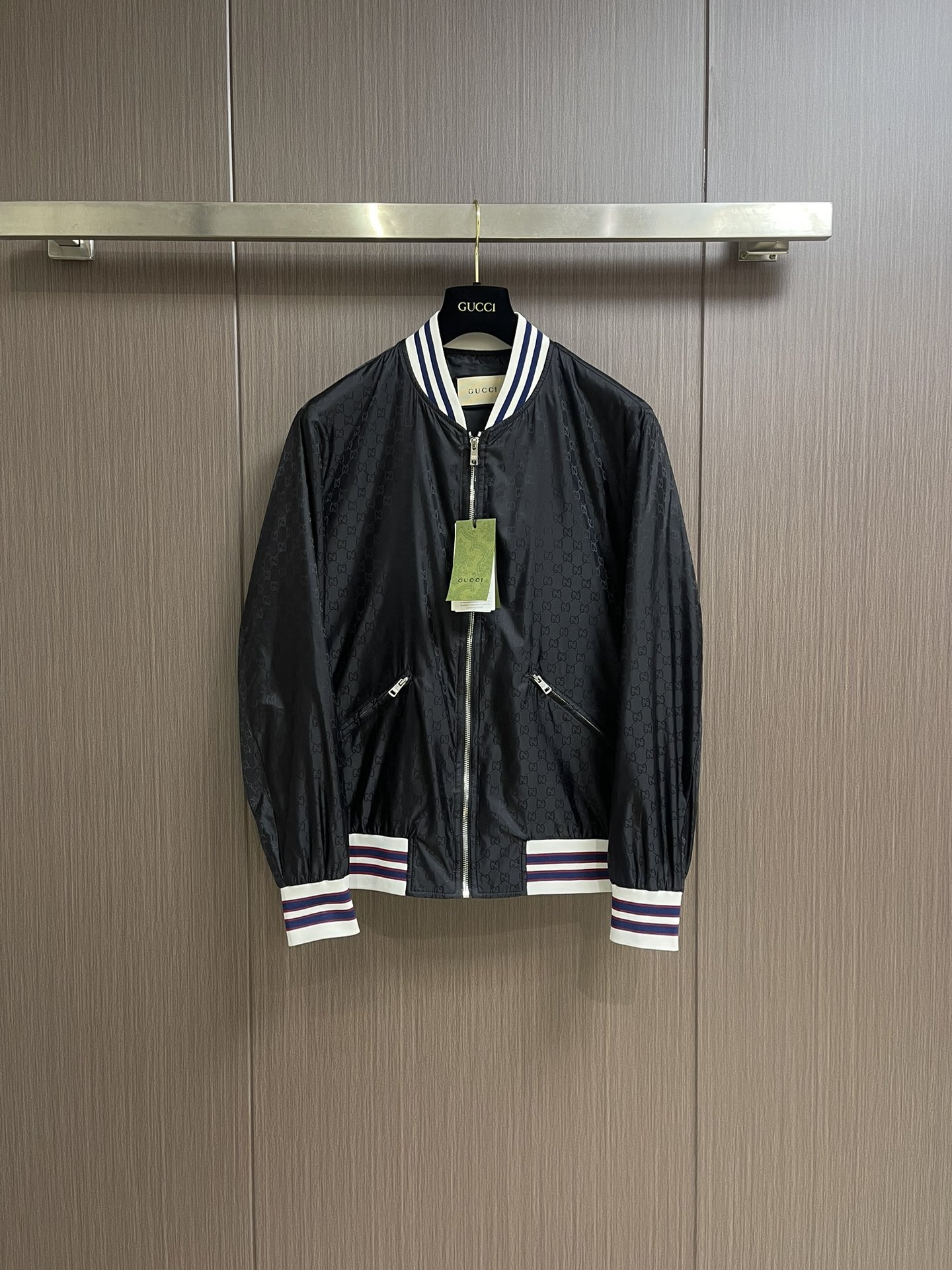 NO:118480,GUCCI dark pattern baseball uniform jacket, simple design, three-dimensional silhouette, and the upper body is very energetic!  The fabric is smooth and comfortable, not easy to deform, and is very easy to take care of!  Thick and warm!  Good resilience. A versatile style can be worn in different styles. The style and detailed design are worthy of praise. The more you make the details, the less you need to be slight and exaggerated. The inner ones must be plump and exquisite. The high-end fashion production process and alternating seasons, such a jacket is often worn and very practical. Size 48-56, gucci, jackets & coats, alexander wang19860909GUCCI 暗纹棒球服外套,简约的设计 立体廓型感,上身超显精神！面料爽滑舒适,不易变形,非常好打理！厚实保暖！回弹性好 百搭款可以穿搭出不同风格的呢,版型以及细节设计都是值得称赞的,越是在细节上做足文章,外貌不需要半点忸呢与浮夸之态,内在确是要丰满、考究,高级时装制作工艺,交替时节,这样的一件外套属于常备常穿的,实用性很强.尺码48-56,,gucci,jackets & coats,alexander wang,Men's clothing