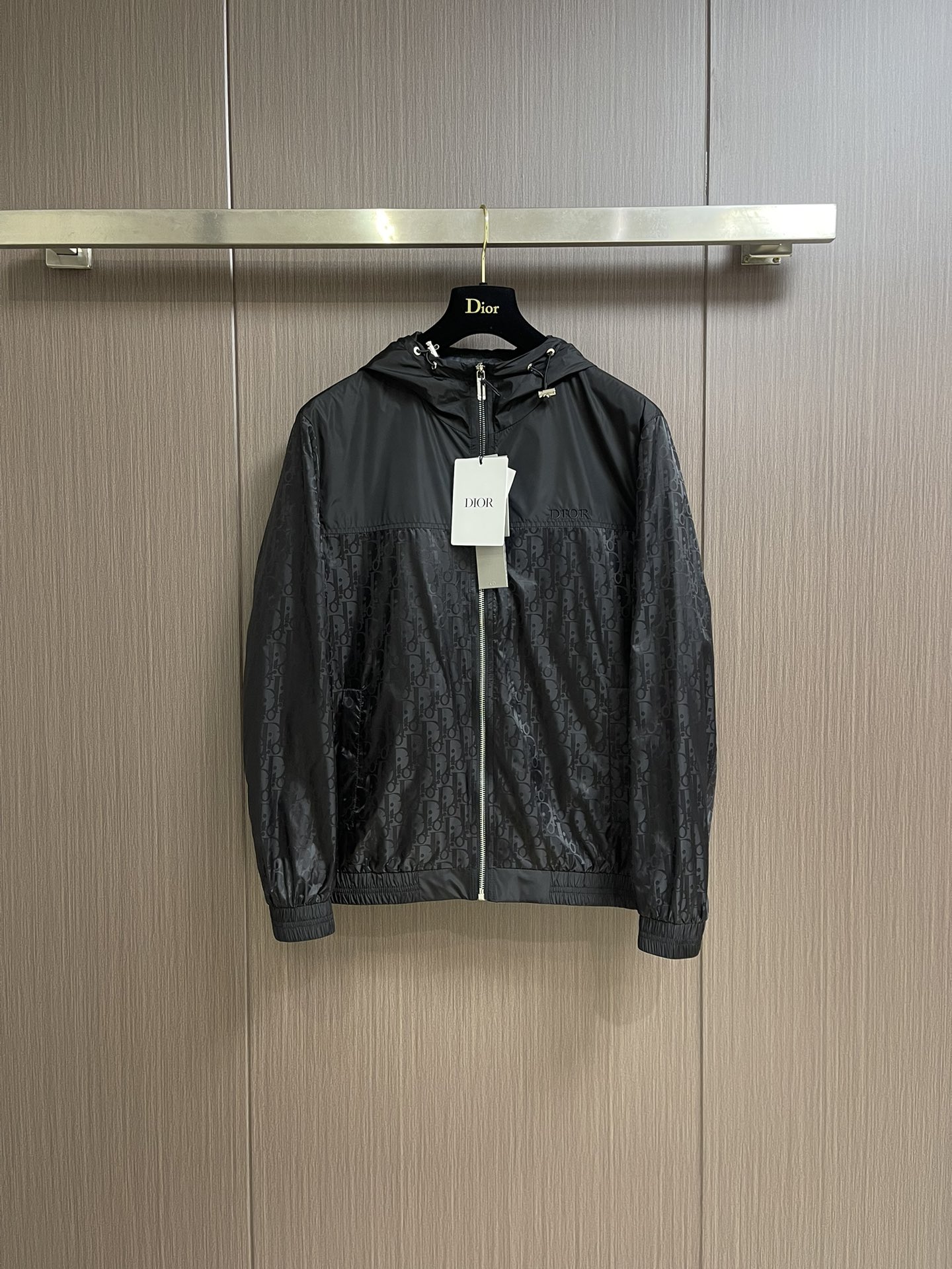 NO:118481,Dior 2025ss new dark pattern texture thin hooded jacket, this one is made of customized high-density nylon material for customer supply. The fabric feels light and silky, and the dark pattern texture on the surface looks very textured, exquisite workmanship and unscrupulous appearance!  The hooded style is cut, the overall style is simple, fashionable and outdated, completely meeting the style and tasteful dressing requirements!  Size 48-56, Dior, Jackets & coats, Hats, Alexander wang19860909Dior 2025ss新款暗纹纹肌理轻薄连帽外套,这款采用客供定制高密度尼龙材质,面料手感轻薄丝滑,表面暗格纹肌理显得非常有质感,做工精美、品相无法挑剔！连帽版型裁剪,整体风格简约时尚不过时,完全满足了有格调品味的穿搭要求！尺码48-56,,dior,jackets & coats,hats,alexander wang,Men's clothing